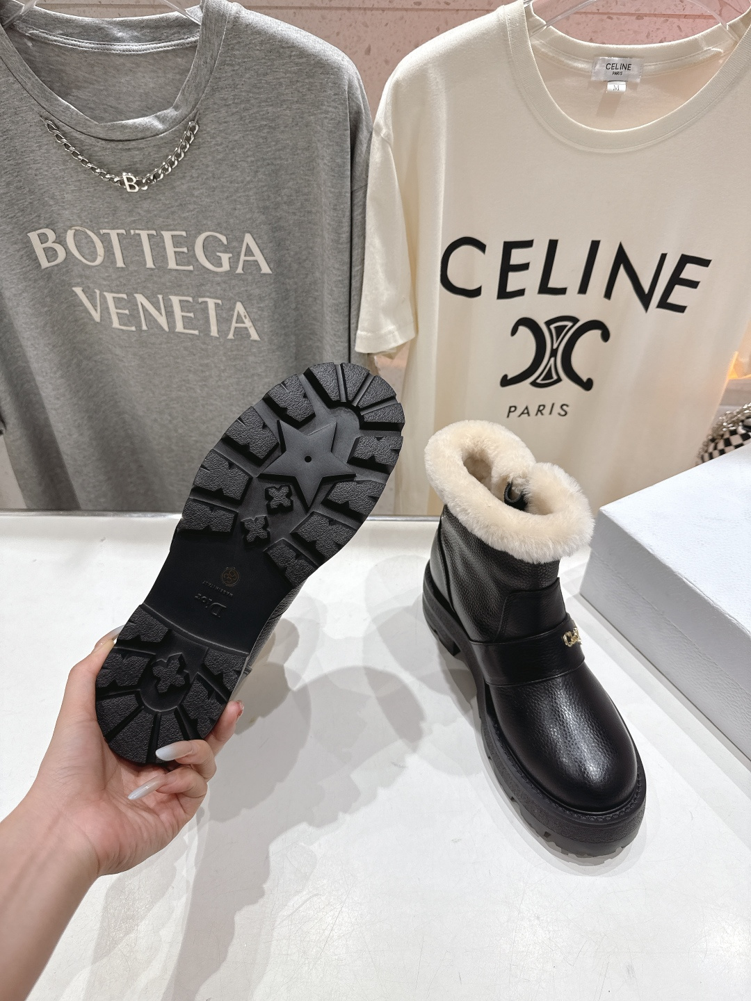 高版本出厂 Dior/迪奥D家F037 2025ss秋冬新品羊毛里平底短靴，经久不衰的马丁靴造型，彰显经