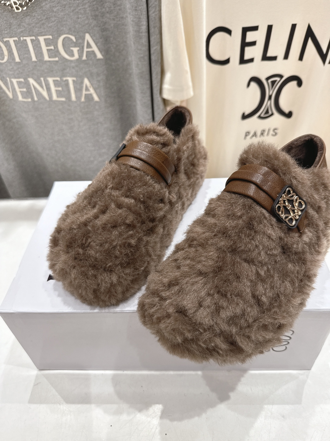 高版本出厂 LOEWE/罗意威F036 2025ss秋冬新款一脚蹬毛毛鞋 平底鞋舒适度极高，非常具有辨识