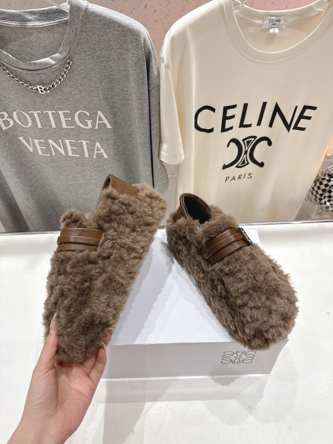 高版本出厂 LOEWE/罗意威F036 2025ss秋冬新款一脚蹬毛毛鞋 平底鞋舒适度极高，非常具有辨识