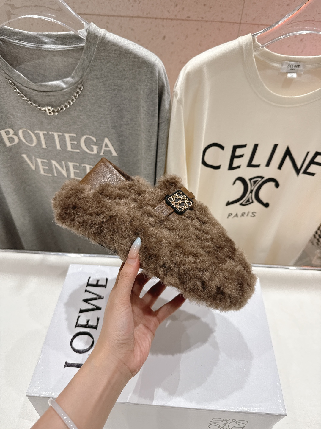 高版本出厂 LOEWE/罗意威F036 2025ss秋冬新款一脚蹬毛毛鞋 平底鞋舒适度极高，非常具有辨识