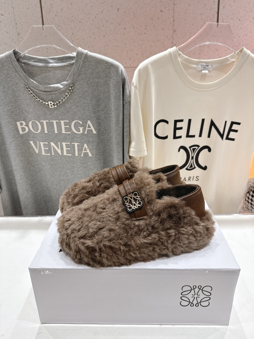 高版本出厂 LOEWE/罗意威F036 2025ss秋冬新款一脚蹬毛毛鞋 平底鞋舒适度极高，非常具有辨识