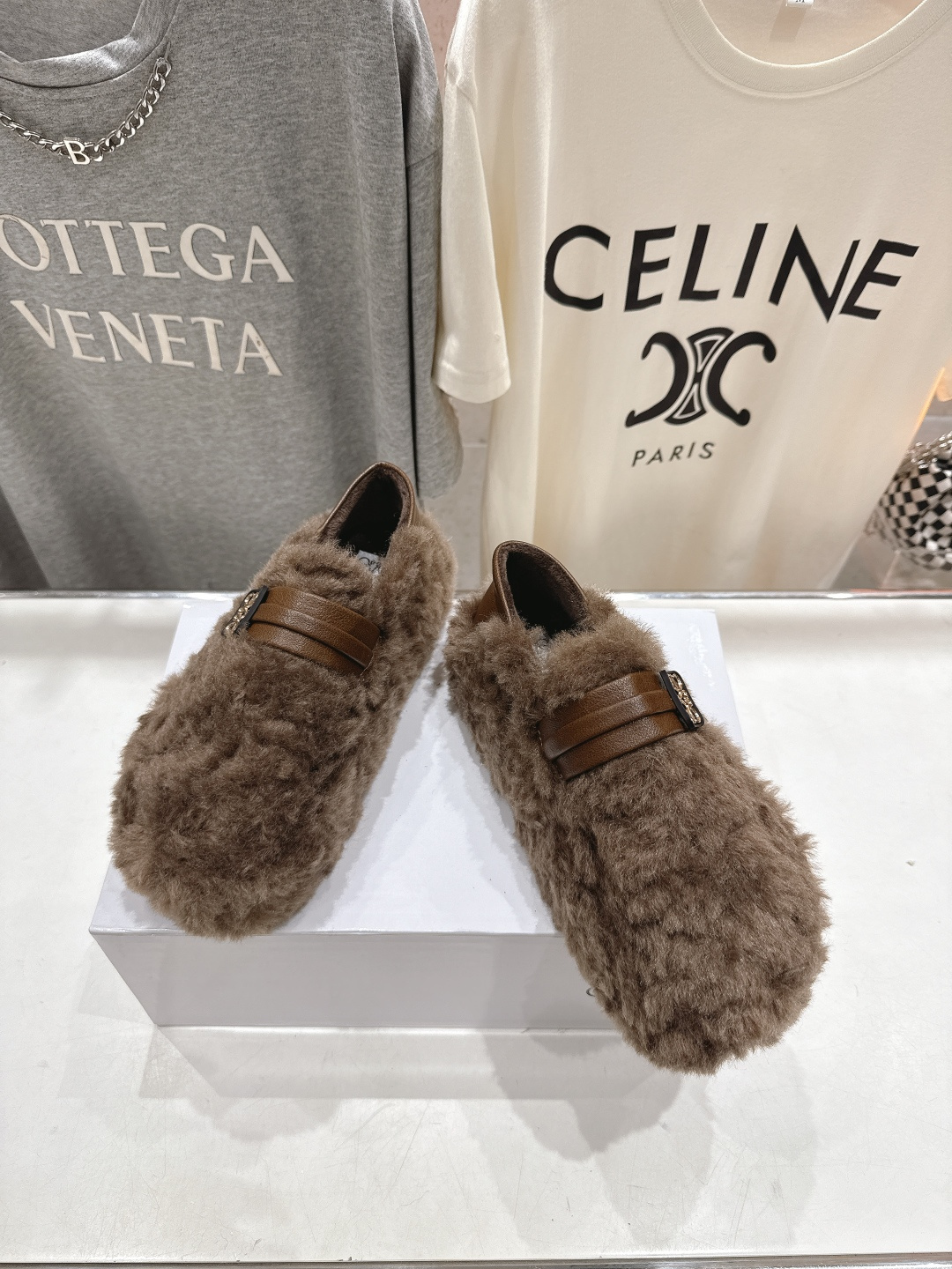 高版本出厂 LOEWE/罗意威F036 2025ss秋冬新款一脚蹬毛毛鞋 平底鞋舒适度极高，非常具有辨识