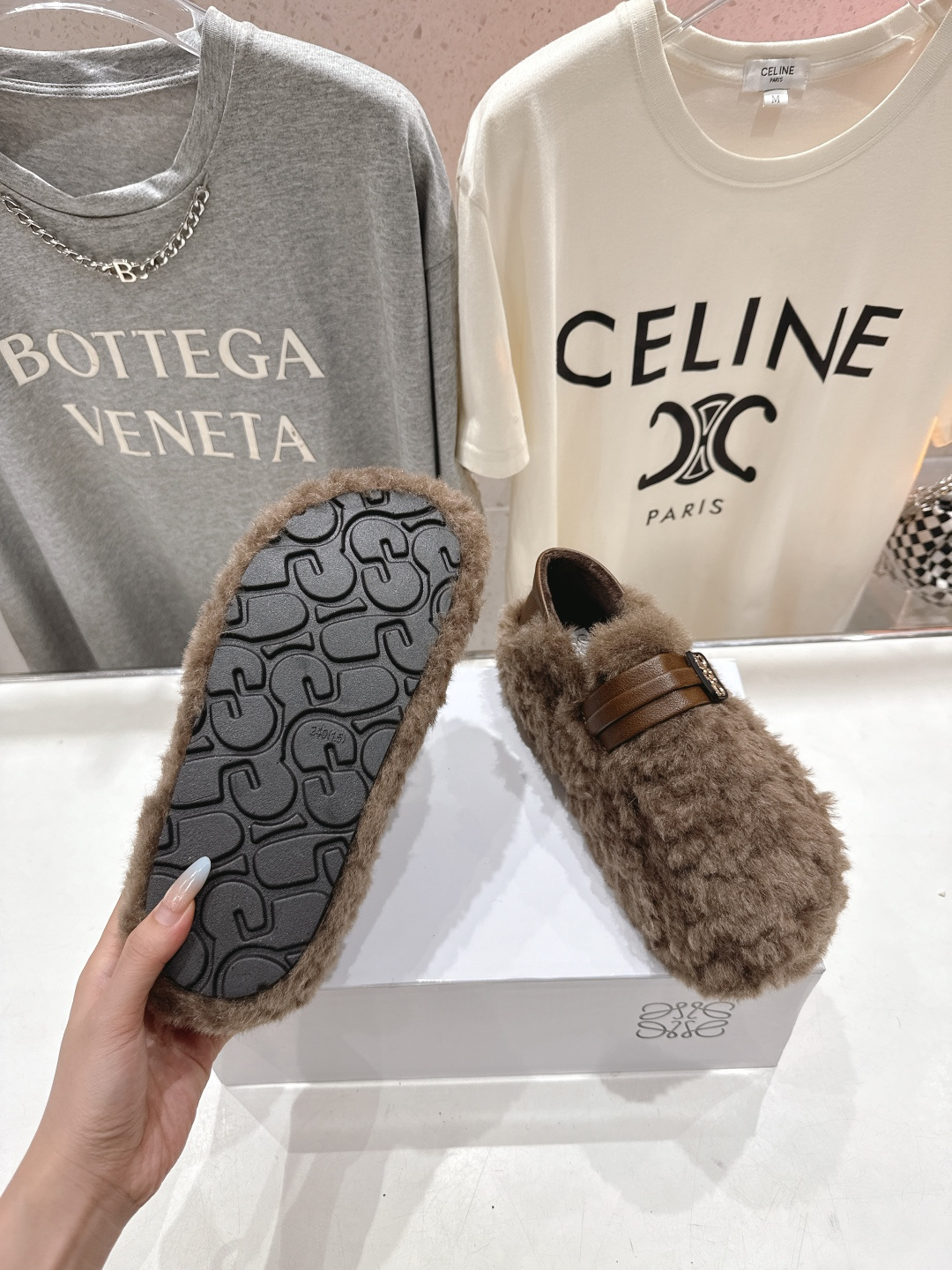 高版本出厂 LOEWE/罗意威F036 2025ss秋冬新款一脚蹬毛毛鞋 平底鞋舒适度极高，非常具有辨识