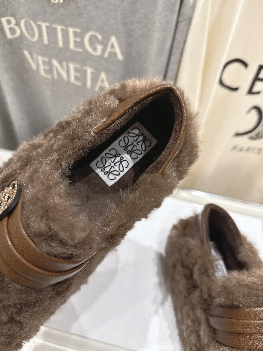 高版本出厂 LOEWE/罗意威F036 2025ss秋冬新款一脚蹬毛毛鞋 平底鞋舒适度极高，非常具有辨识