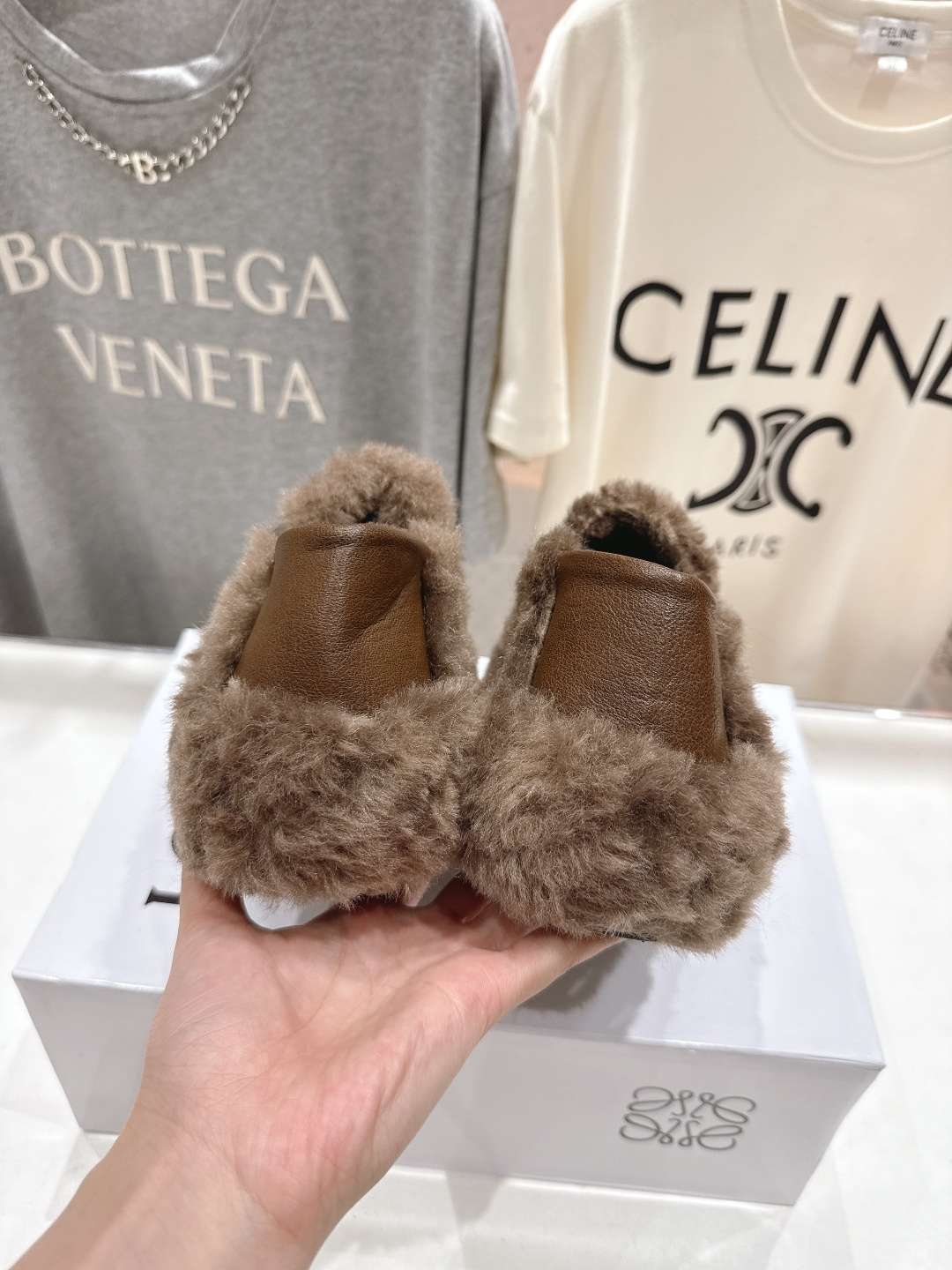 高版本出厂 LOEWE/罗意威F036 2025ss秋冬新款一脚蹬毛毛鞋 平底鞋舒适度极高，非常具有辨识