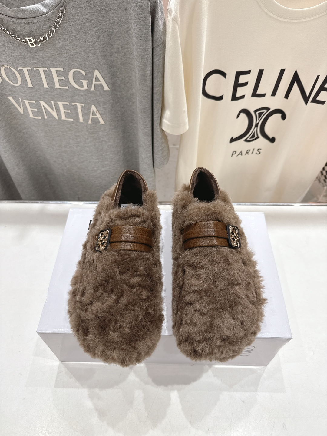 高版本出厂 LOEWE/罗意威F036 2025ss秋冬新款一脚蹬毛毛鞋 平底鞋舒适度极高，非常具有辨识