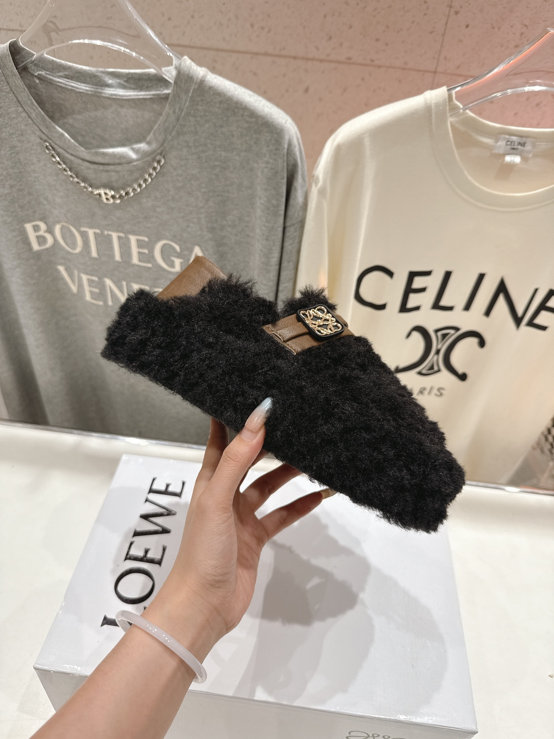 高版本出厂 LOEWE/罗意威F036 2025ss秋冬新款一脚蹬毛毛鞋 平底鞋舒适度极高，非常具有辨识