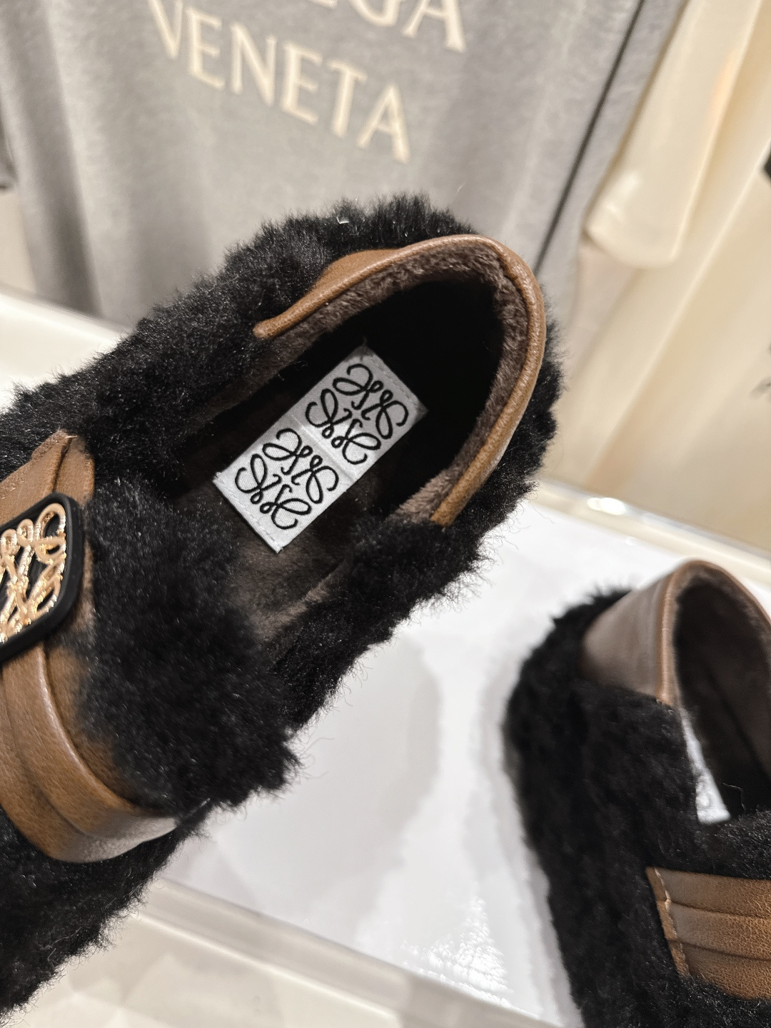 高版本出厂 LOEWE/罗意威F036 2025ss秋冬新款一脚蹬毛毛鞋 平底鞋舒适度极高，非常具有辨识