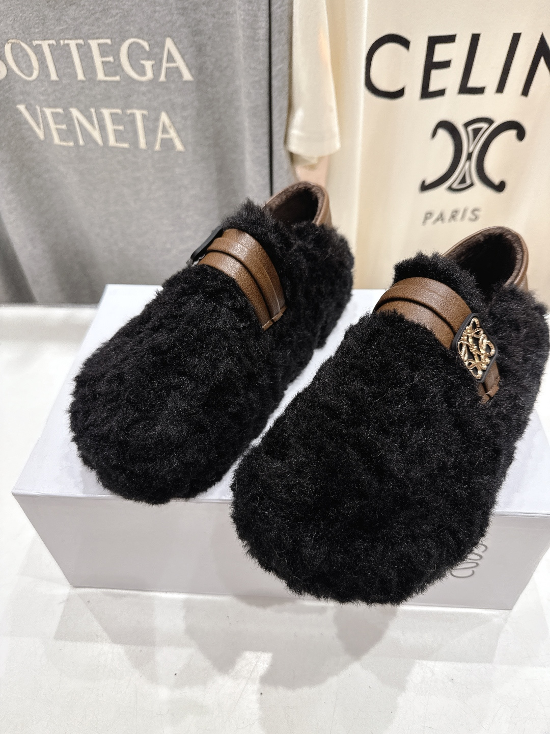 高版本出厂 LOEWE/罗意威F036 2025ss秋冬新款一脚蹬毛毛鞋 平底鞋舒适度极高，非常具有辨识