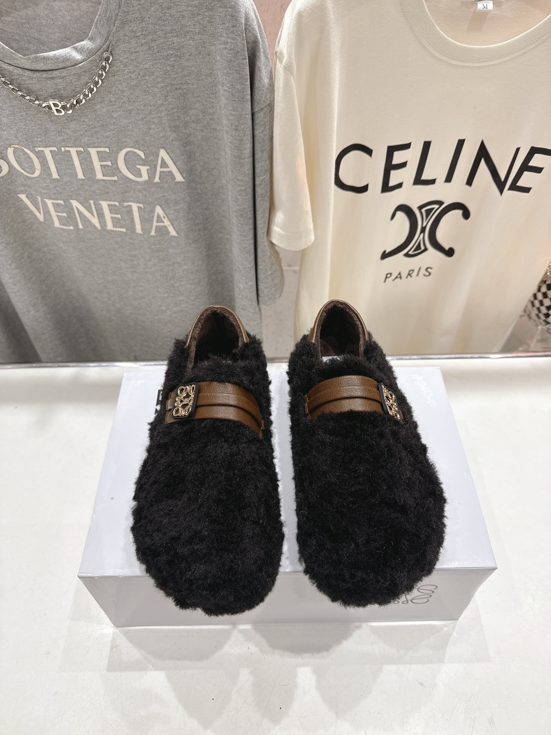 高版本出厂 LOEWE/罗意威F036 2025ss秋冬新款一脚蹬毛毛鞋 平底鞋舒适度极高，非常具有辨识