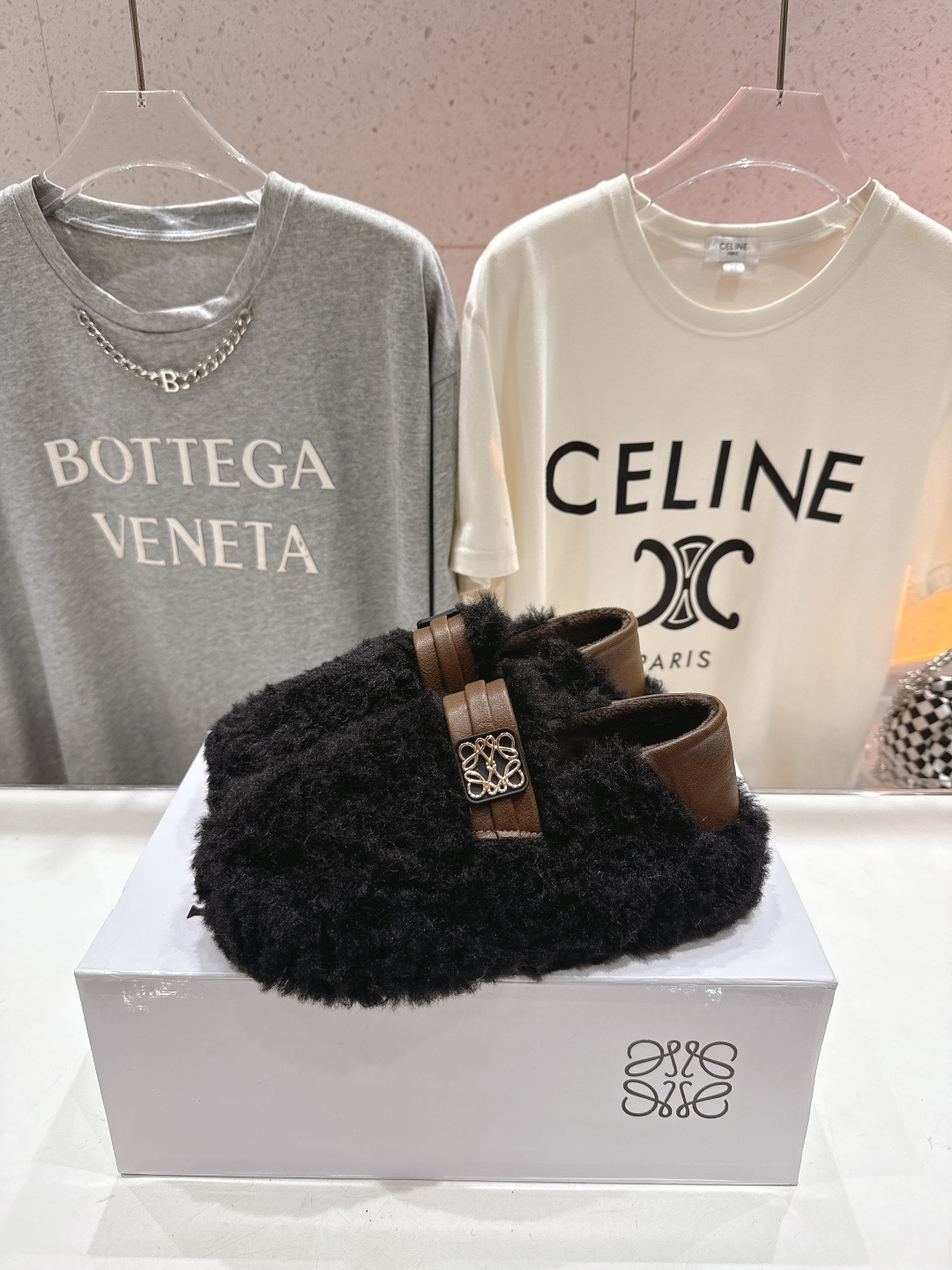 高版本出厂 LOEWE/罗意威F036 2025ss秋冬新款一脚蹬毛毛鞋 平底鞋舒适度极高，非常具有辨识