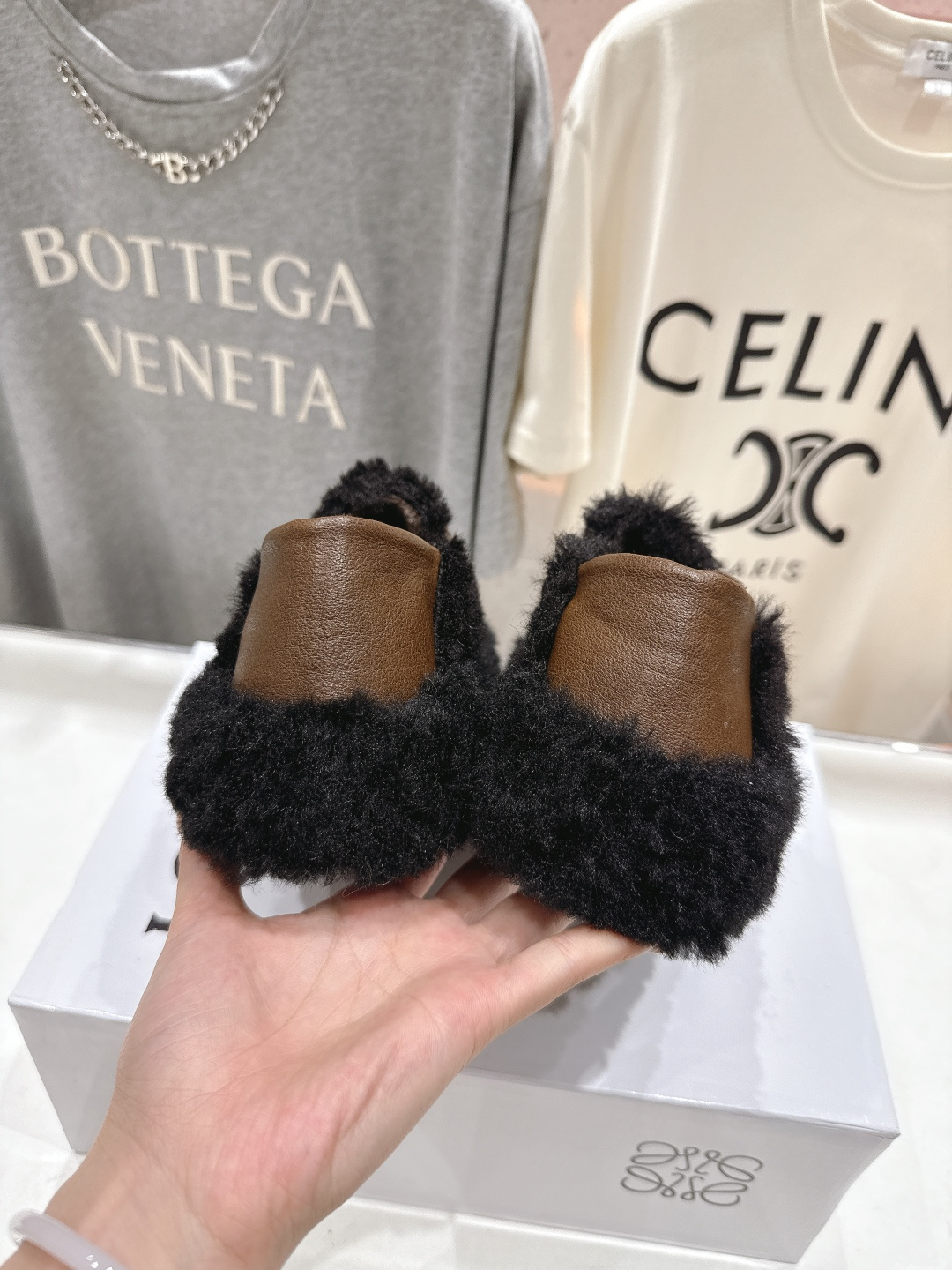 高版本出厂 LOEWE/罗意威F036 2025ss秋冬新款一脚蹬毛毛鞋 平底鞋舒适度极高，非常具有辨识