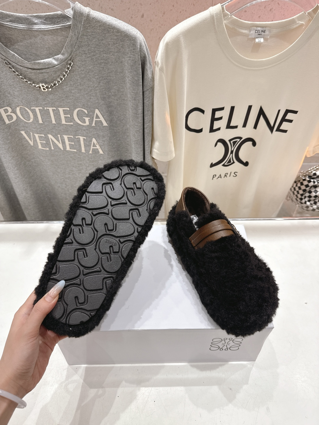 高版本出厂 LOEWE/罗意威F036 2025ss秋冬新款一脚蹬毛毛鞋 平底鞋舒适度极高，非常具有辨识