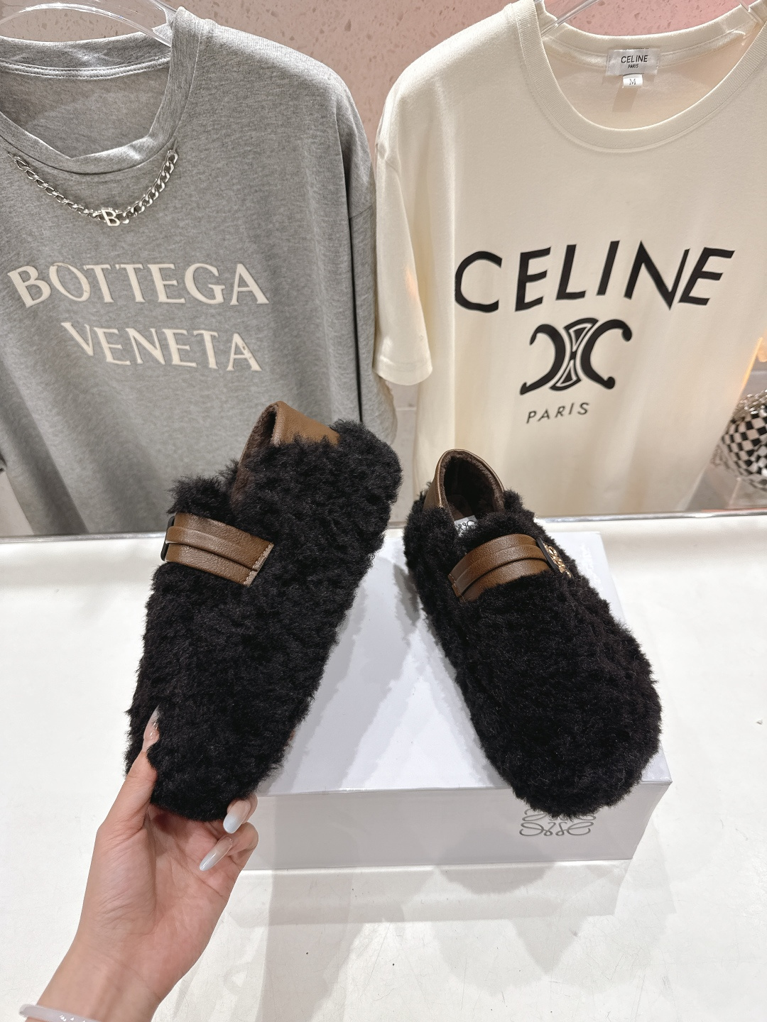 高版本出厂 LOEWE/罗意威F036 2025ss秋冬新款一脚蹬毛毛鞋 平底鞋舒适度极高，非常具有辨识