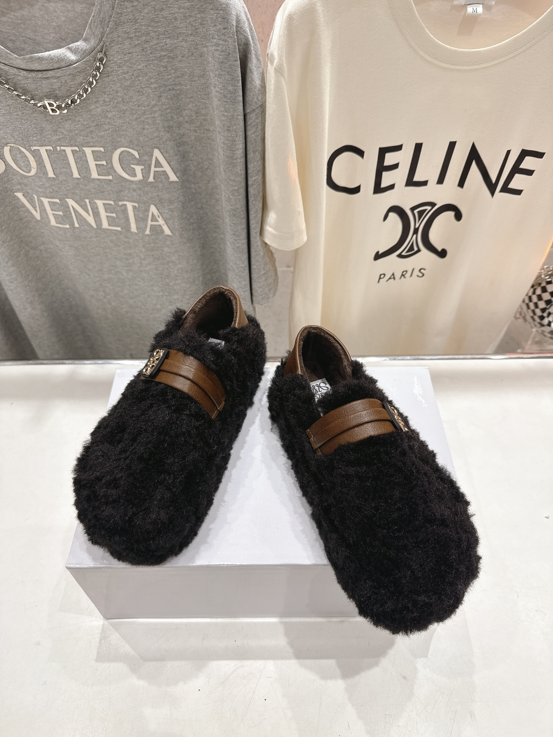 高版本出厂 LOEWE/罗意威F036 2025ss秋冬新款一脚蹬毛毛鞋 平底鞋舒适度极高，非常具有辨识