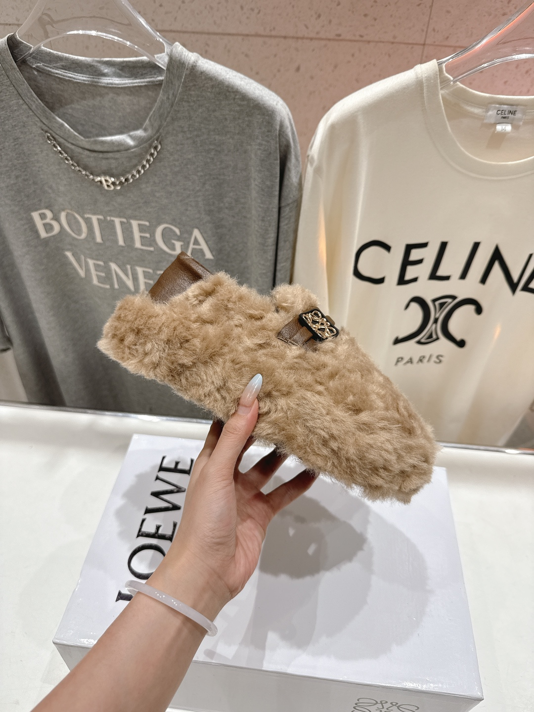 高版本出厂 LOEWE/罗意威F036 2025ss秋冬新款一脚蹬毛毛鞋 平底鞋舒适度极高，非常具有辨识