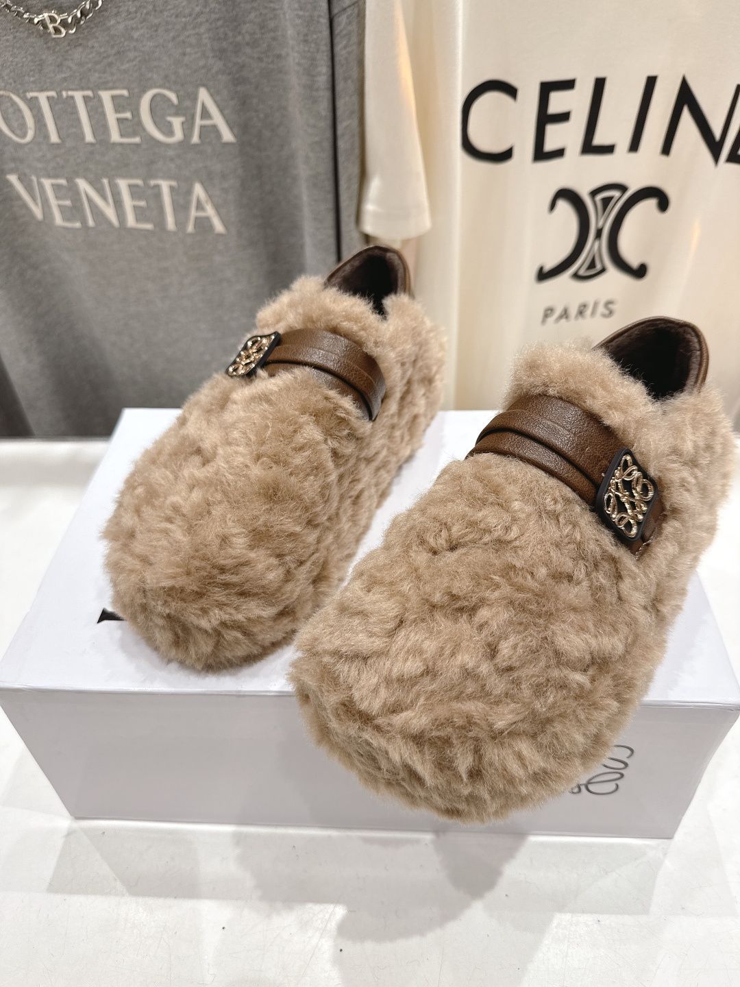 高版本出厂 LOEWE/罗意威F036 2025ss秋冬新款一脚蹬毛毛鞋 平底鞋舒适度极高，非常具有辨识