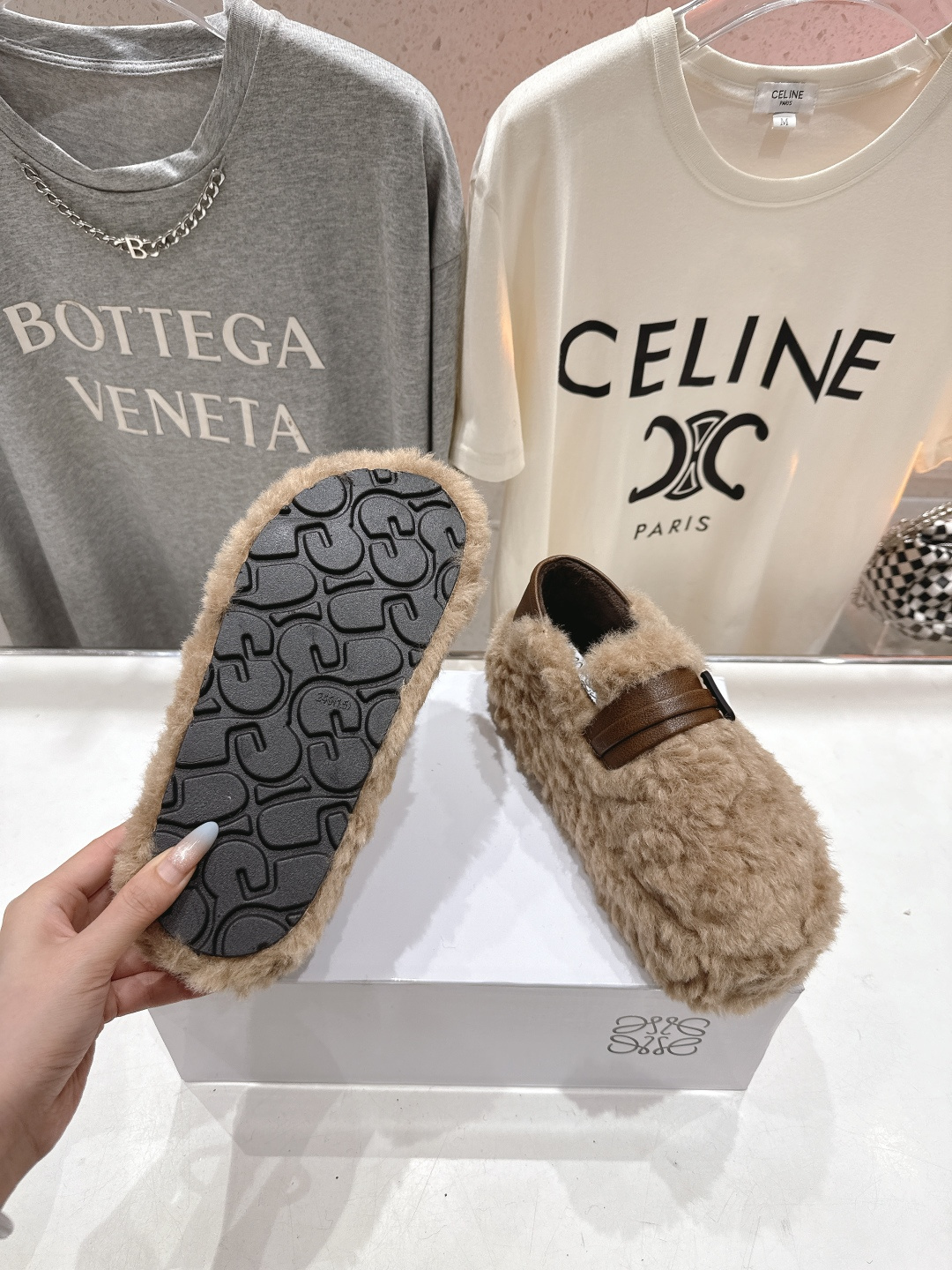 高版本出厂 LOEWE/罗意威F036 2025ss秋冬新款一脚蹬毛毛鞋 平底鞋舒适度极高，非常具有辨识