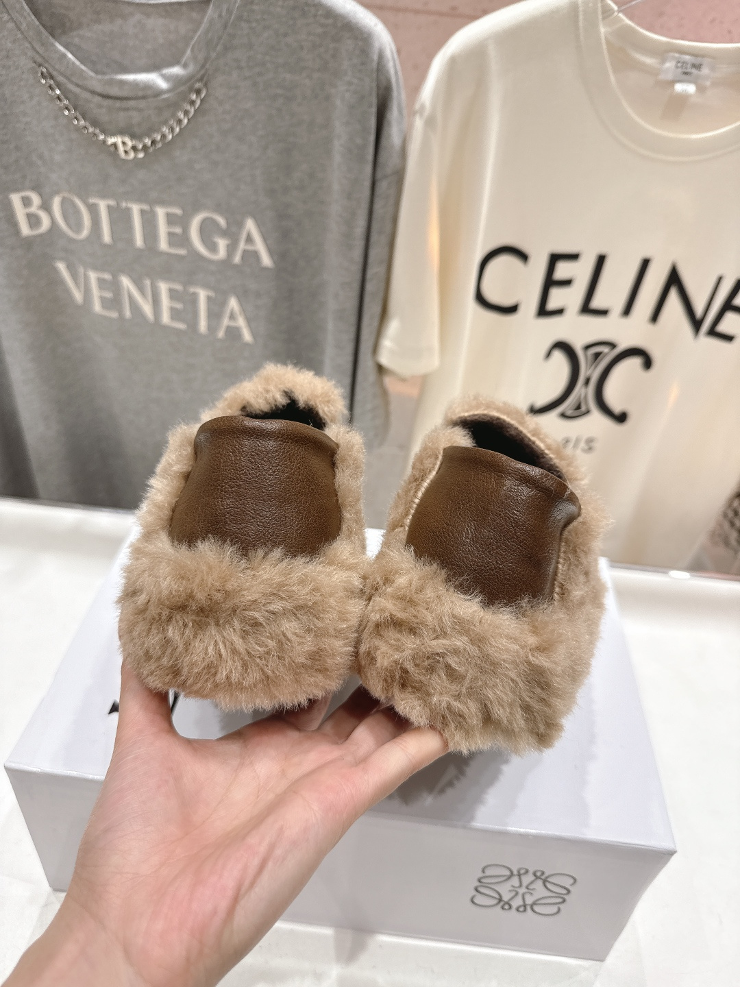 高版本出厂 LOEWE/罗意威F036 2025ss秋冬新款一脚蹬毛毛鞋 平底鞋舒适度极高，非常具有辨识