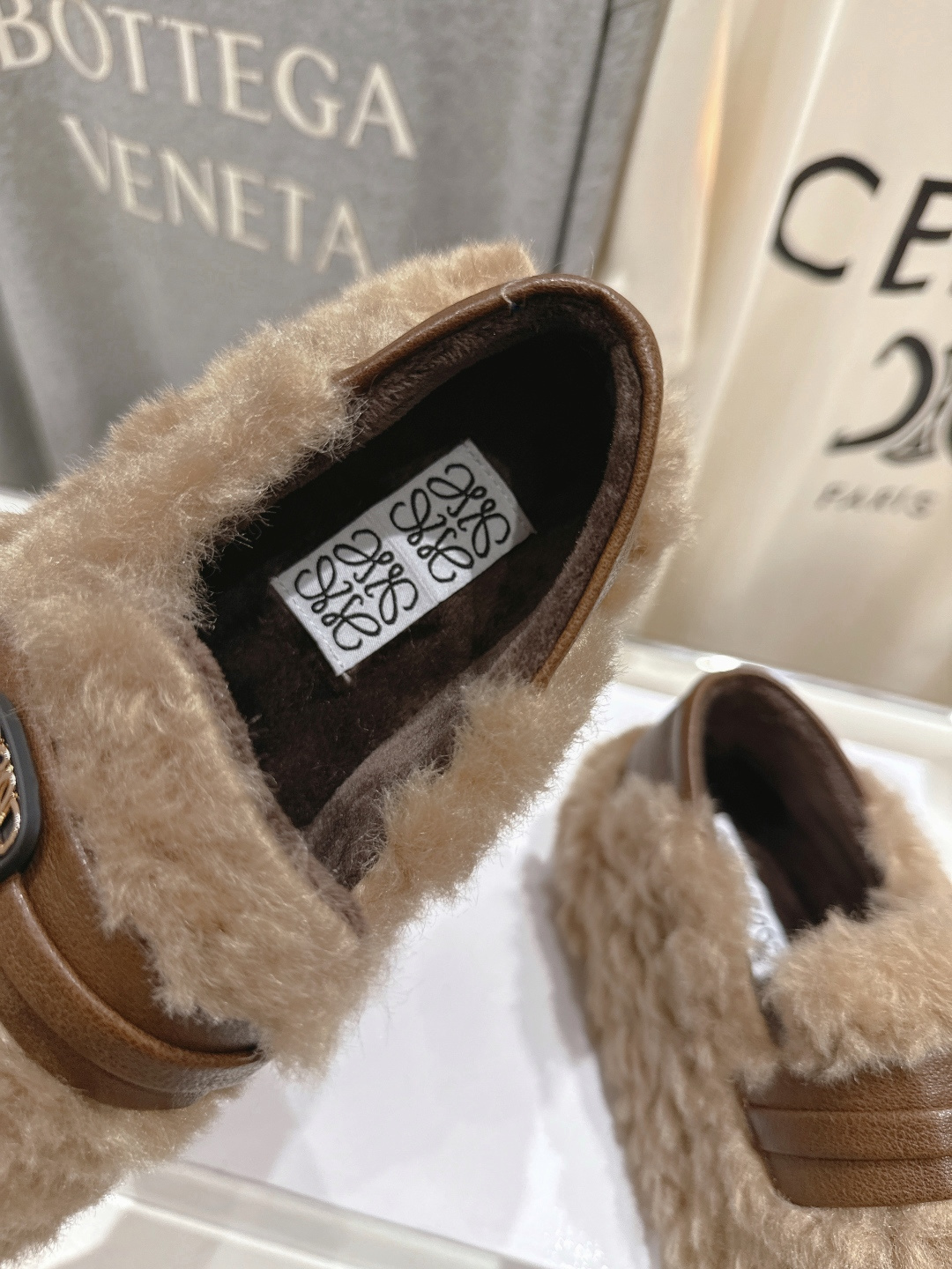 高版本出厂 LOEWE/罗意威F036 2025ss秋冬新款一脚蹬毛毛鞋 平底鞋舒适度极高，非常具有辨识