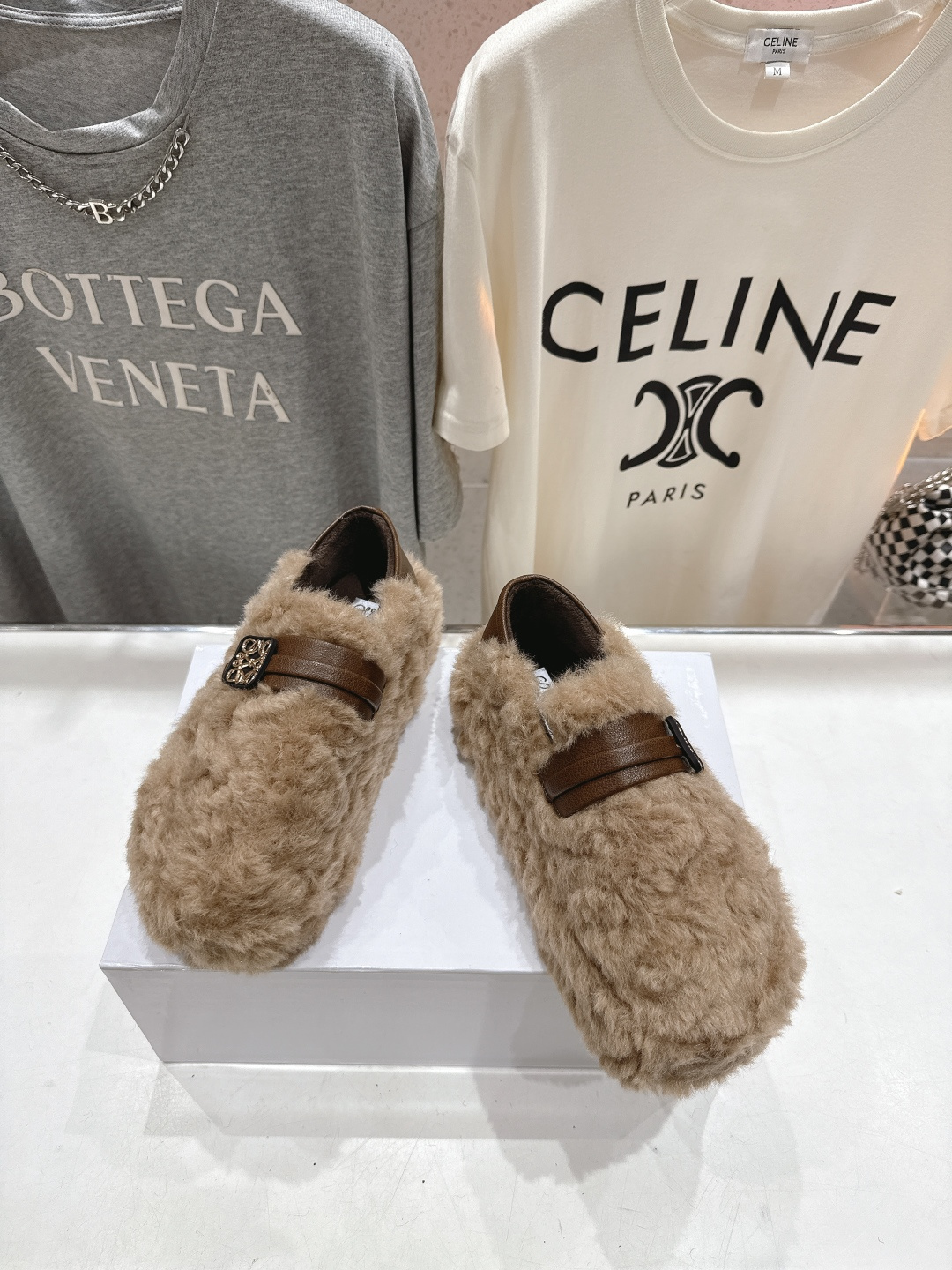 高版本出厂 LOEWE/罗意威F036 2025ss秋冬新款一脚蹬毛毛鞋 平底鞋舒适度极高，非常具有辨识