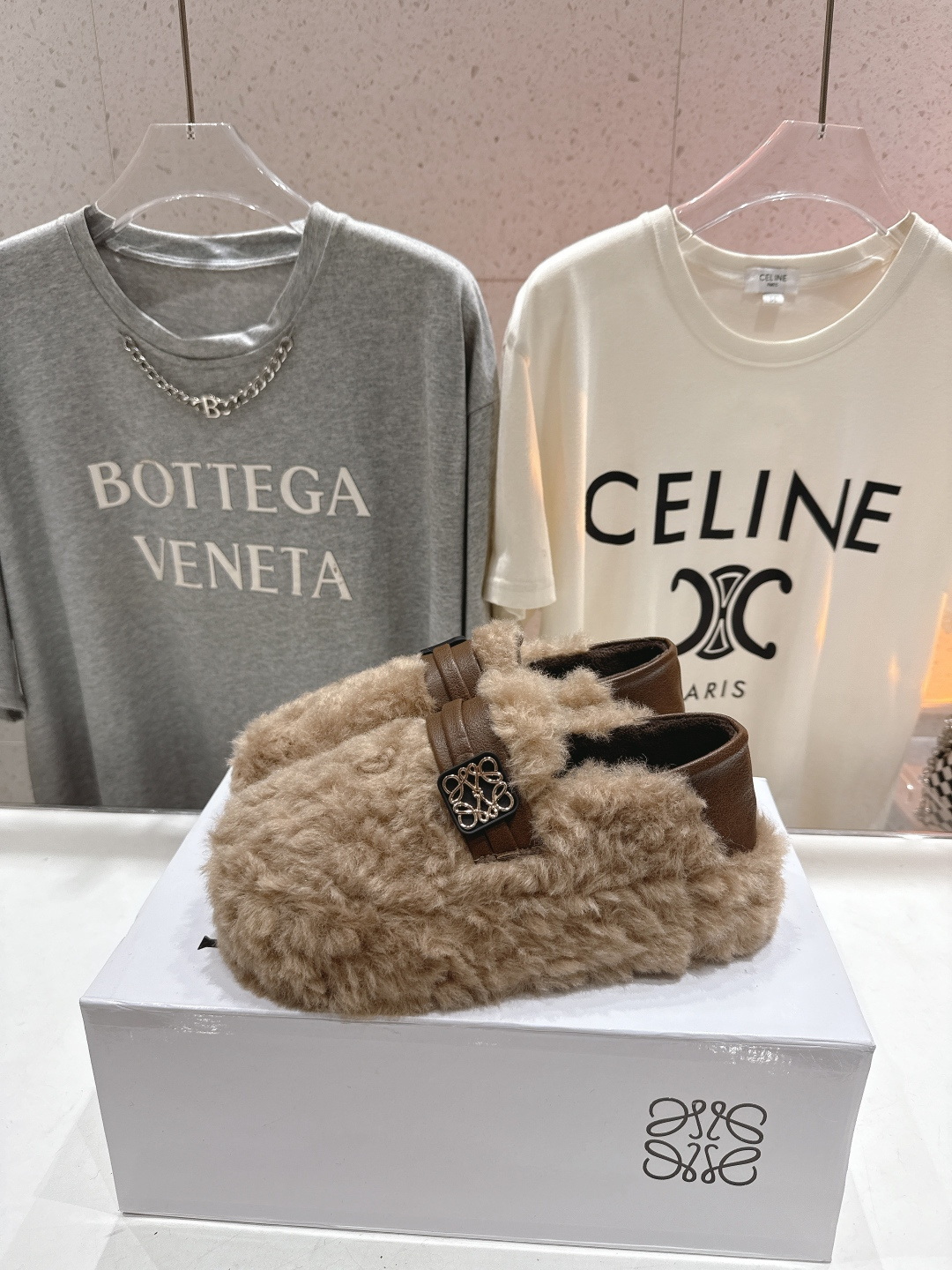 高版本出厂 LOEWE/罗意威F036 2025ss秋冬新款一脚蹬毛毛鞋 平底鞋舒适度极高，非常具有辨识