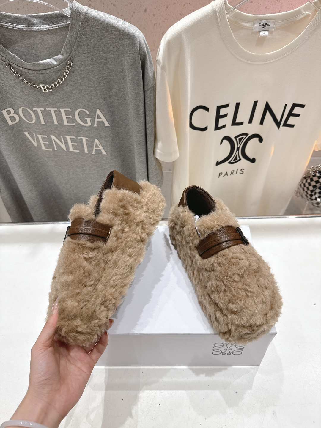 高版本出厂 LOEWE/罗意威F036 2025ss秋冬新款一脚蹬毛毛鞋 平底鞋舒适度极高，非常具有辨识