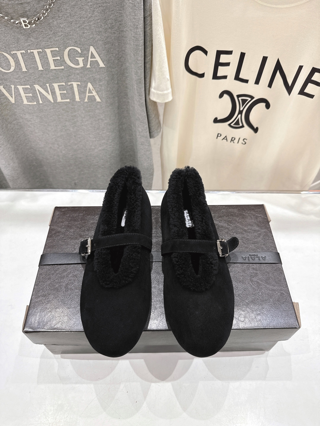 NO:576978,High version Maori Exclusive new product Alaia Alaia 25ss/autumn and winter catwalk style flat-soled wool-lined Mary Jane ballet shoes casual shoes Zhang Xiaohui's same style Sweet cool fairy style Very popular Maoli flat shoes, romantic and charming Comfortable and versatile to match with different styles, different styles can be easily controlled, whether jeans, suit trousers, or pleated skirts, it can upgrade your outfit to fashion, elegance and excellence Original fabric custom-made Yangjing/first-layer cowhide Inner foot pads, imported wool, outsole, original private molded rubber non-slip outsole, size 35-39 (40.41 custom-made, non-refundable), furry shoes, alaia, mary jane, flats, skirts, jeans, business suit, cowhide, sheep19860909高版本 毛里 独家新品 Alaia 阿莱亚25ss/秋冬走秀款平底羊毛里玛丽珍芭蕾舞鞋休闲鞋 章小蕙同款 甜酷仙女风 人气超高的一款毛里平底鞋,浪漫又迷人 舒适百搭配上不同款式,不同风格都能轻松驾驭,无论牛仔裤,西装裤,还是百褶裙,都能将你的穿搭提升到时尚,优雅和卓越之中 面料原版订制羊京/头层牛皮 內里垫脚进口羊毛 大底原版私模橡胶防滑大底 码数35-39（40.41订做不退换）,毛毛鞋,alaia,mary jane,flats,skirts,jeans,business suit,cowhide,sheep,Women's Shoes