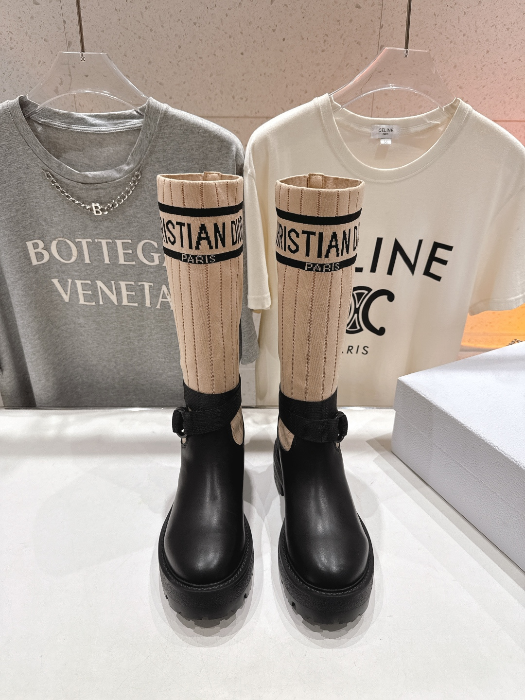 NO:577041,High version Dior*Dior D house F019 2025ss catwalk style workwear mid-calf boots, Xiaohongshu hot style, the favorite of major celebrities and Internet celebrities ~ The upper is made of original cowhide, the original customized boot shaft, the inner foot pad is made of original imported cowhide, the original molded outsole Size35-39 (customized at 40.41), boots, dior, dior, dior, boots, cowhide19860909高版本  Dior*迪奥 D家F019 2025ss走秀款工装中筒靴 小红书爆款,各大明星网红的最爱～ 鞋面采用原版牛皮,原版定制靴筒 内里垫脚采用原版进口牛皮 原版开模大底 Size35-39（40.41订做）,靴子,dior,dior,dior,boots,cowhide,Women's Shoes