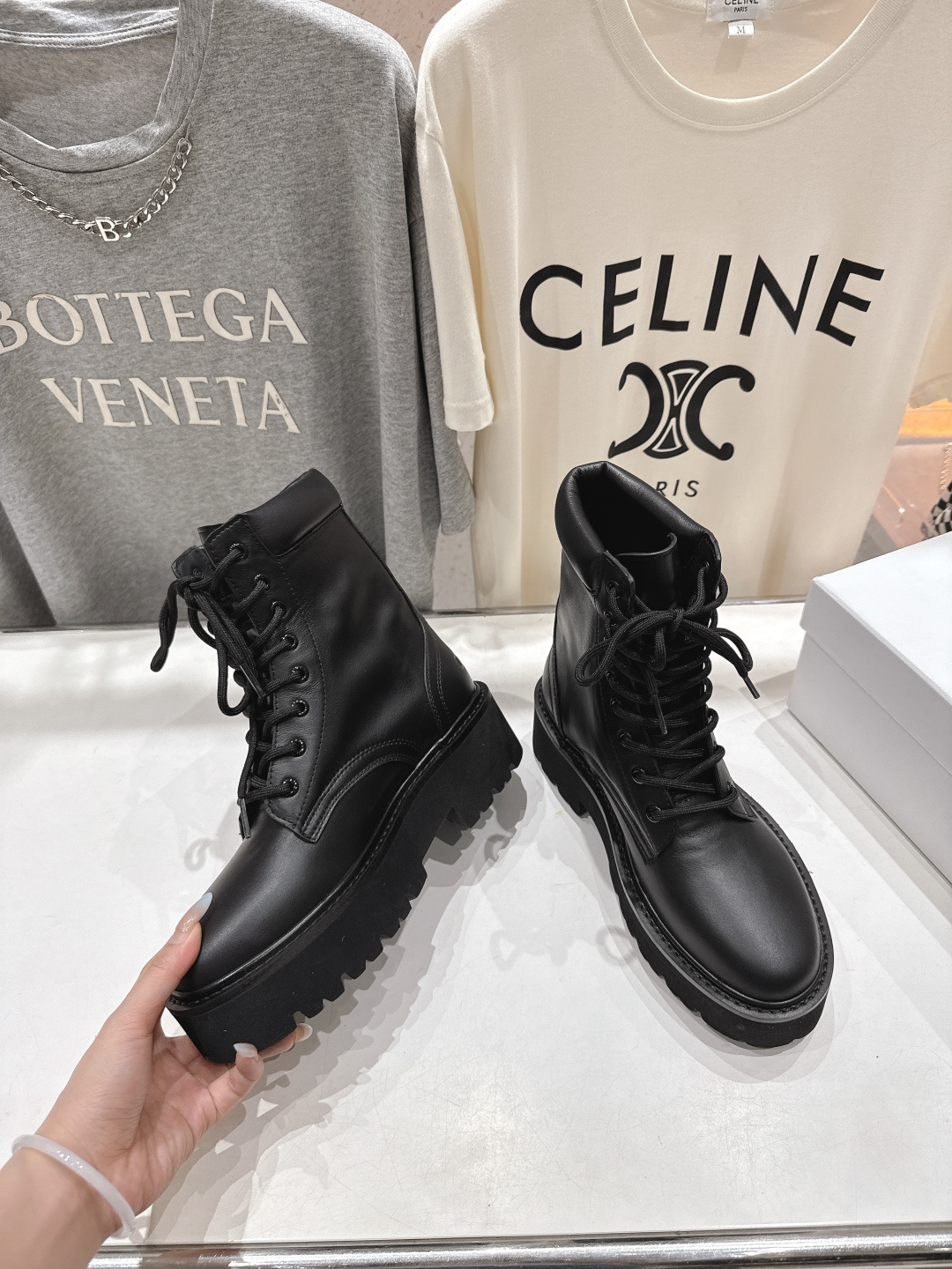 高版本出厂 CELINE*赛琳F035 2025ss新款复古系带厚底中短靴马丁靴骑士靴网红爆款来袭！各大