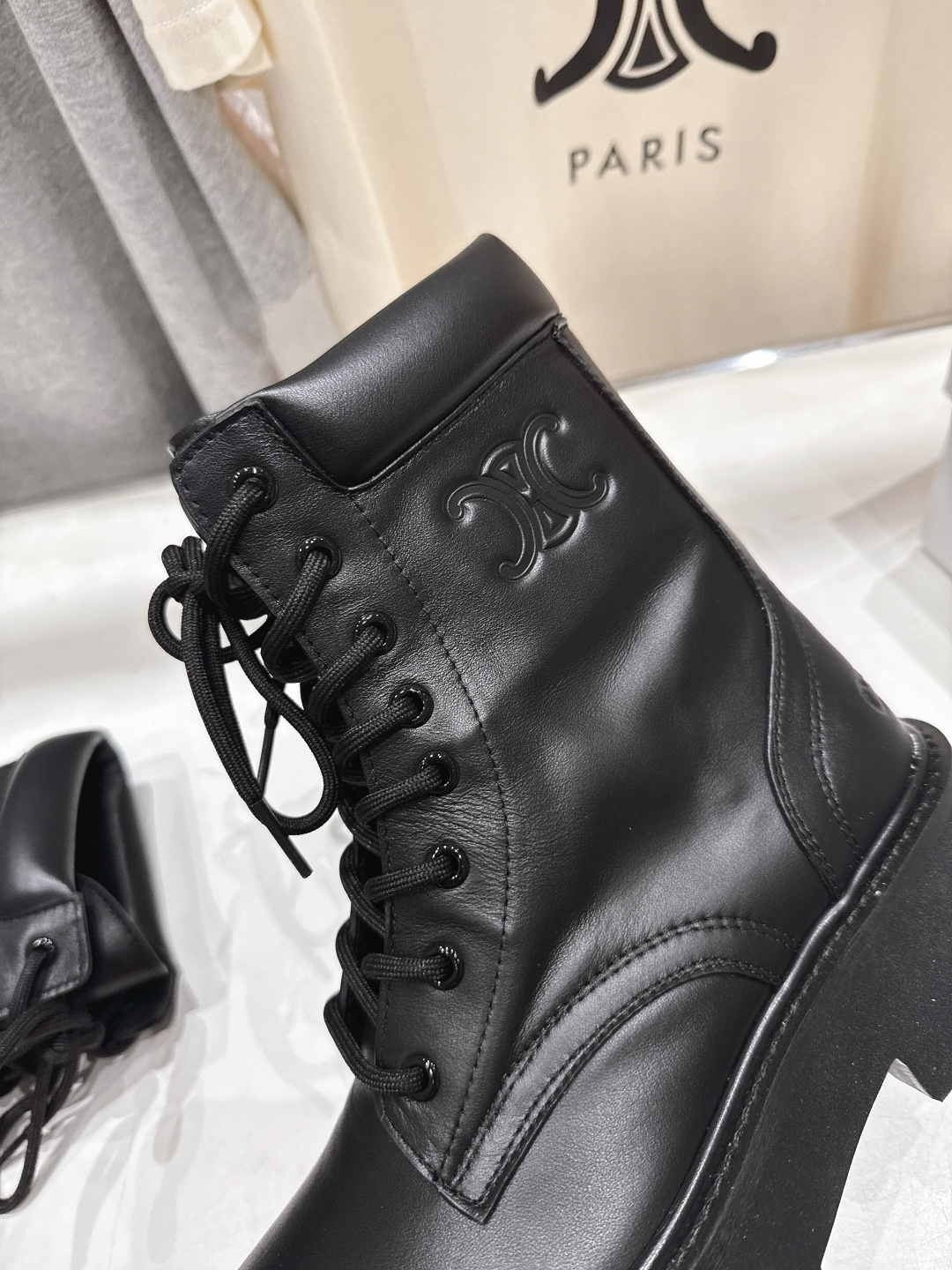 高版本出厂 CELINE*赛琳F035 2025ss新款复古系带厚底中短靴马丁靴骑士靴网红爆款来袭！各大