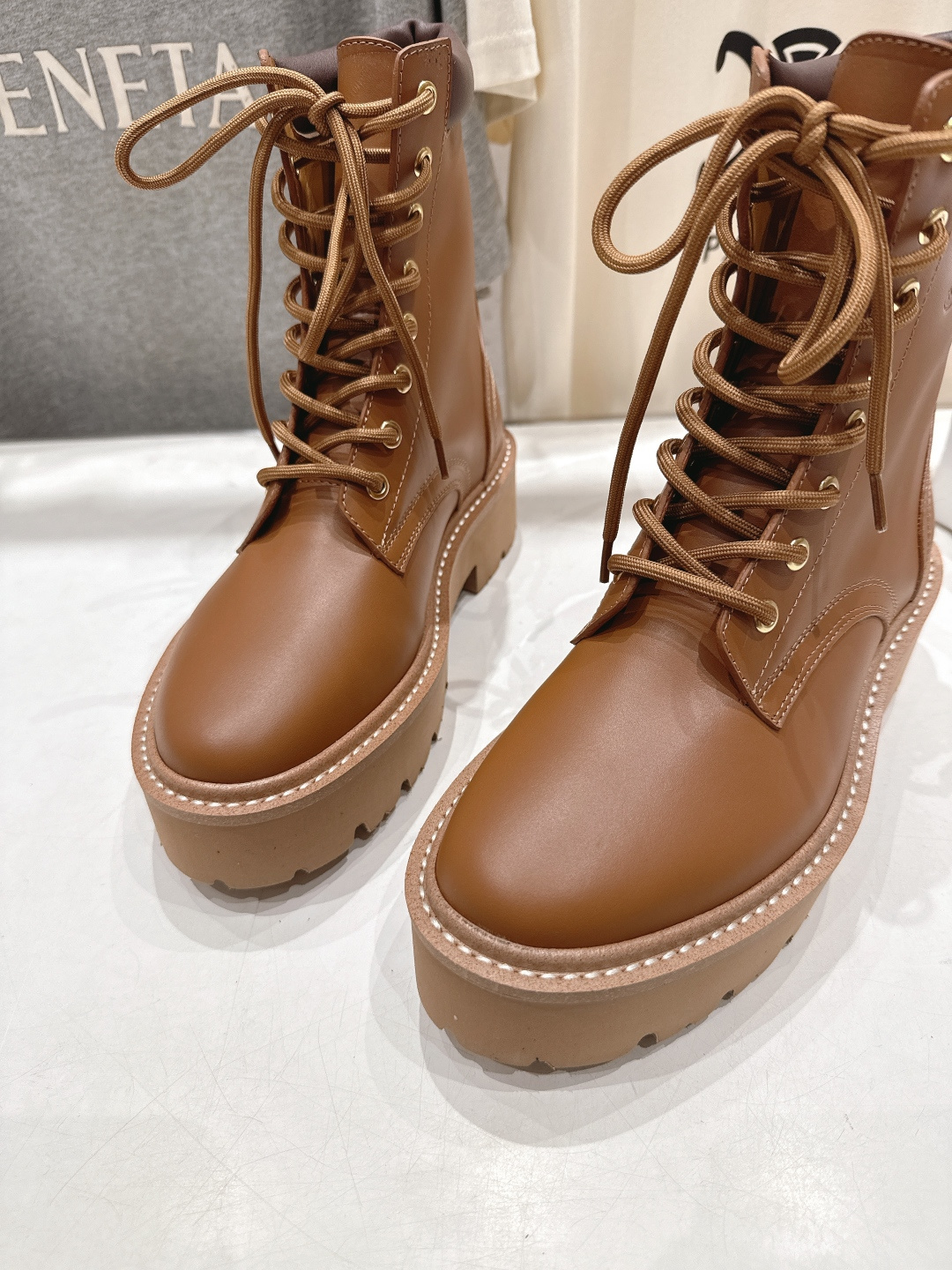 高版本出厂 CELINE*赛琳F035 2025ss新款复古系带厚底中短靴马丁靴骑士靴网红爆款来袭！各大