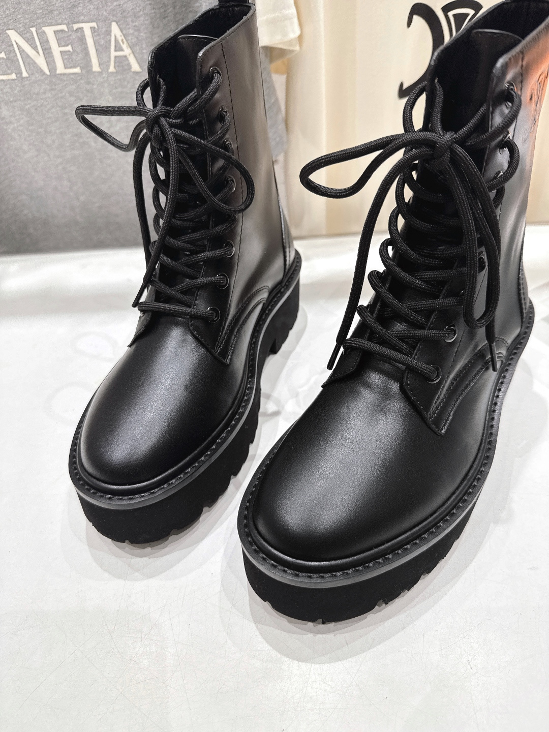 高版本出厂 CELINE*赛琳F035 2025ss新款复古系带厚底中短靴马丁靴骑士靴网红爆款来袭！各大