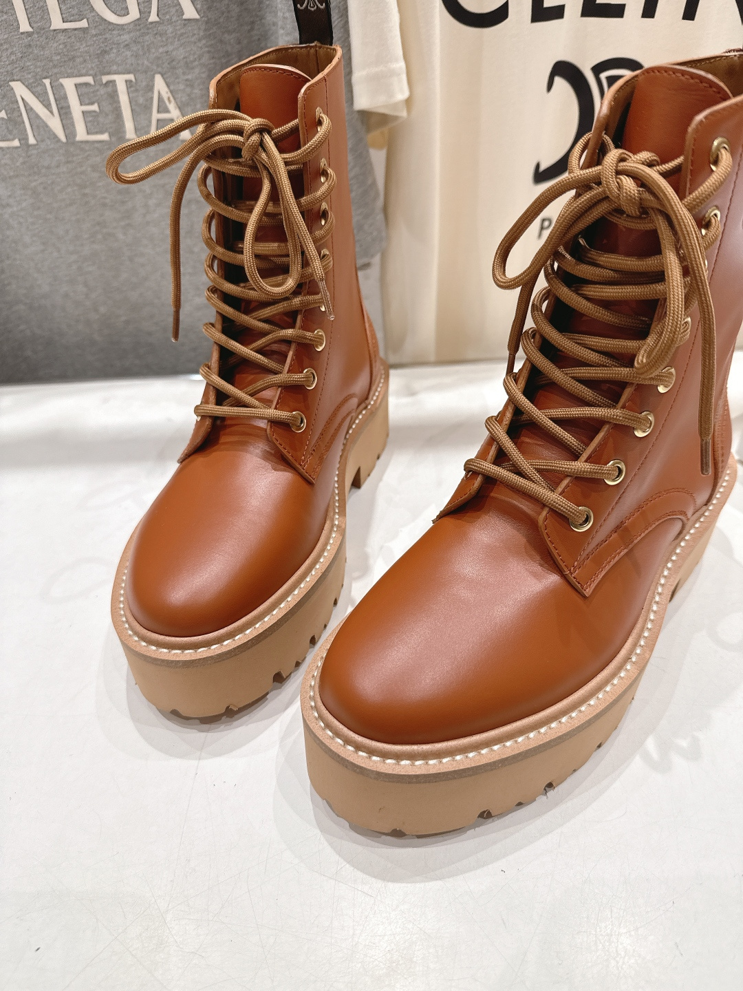 高版本出厂 CELINE*赛琳F035 2025ss新款复古系带厚底中短靴马丁靴骑士靴网红爆款来袭！各大