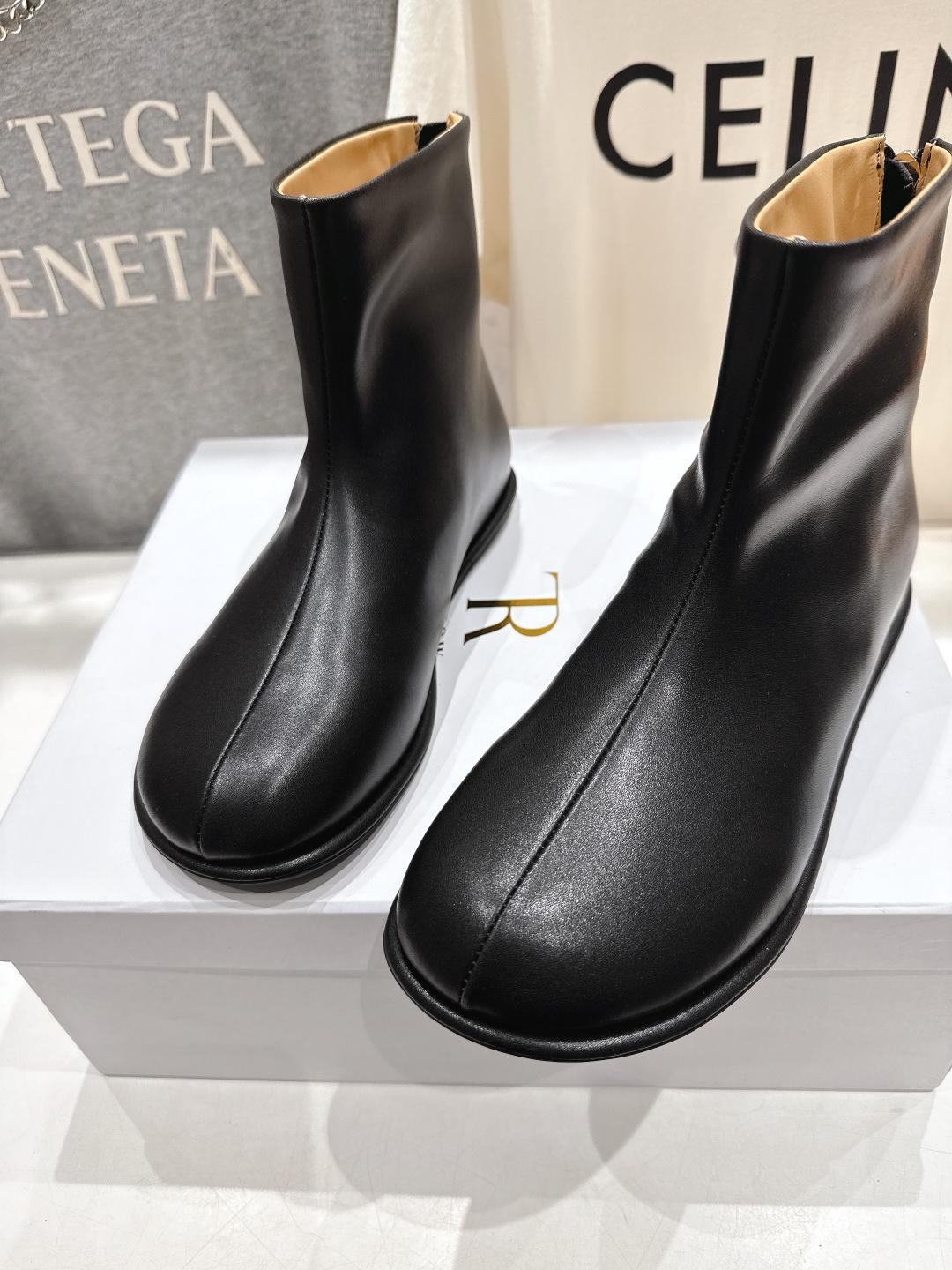 高版本出厂 the row 2025ss秋冬爆款平底简约短靴及裸靴非常舒服的小矮靴，极简设计理念，版型显