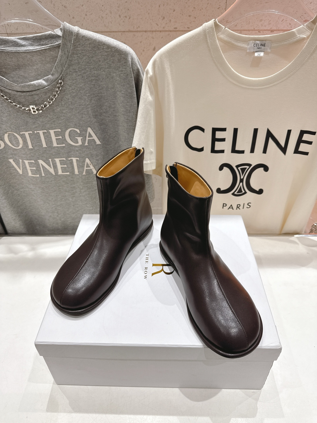 高版本出厂 the row 2025ss秋冬爆款平底简约短靴及裸靴非常舒服的小矮靴，极简设计理念，版型显