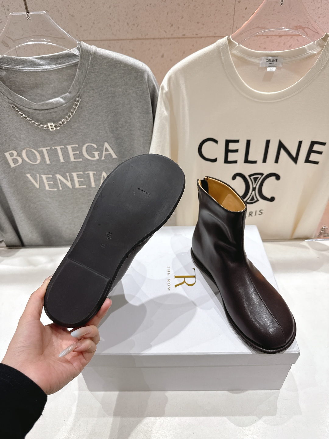 高版本出厂 the row 2025ss秋冬爆款平底简约短靴及裸靴非常舒服的小矮靴，极简设计理念，版型显