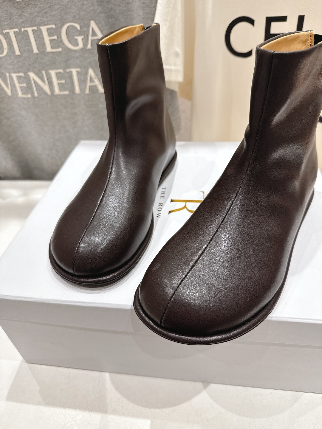 高版本出厂 the row 2025ss秋冬爆款平底简约短靴及裸靴非常舒服的小矮靴，极简设计理念，版型显