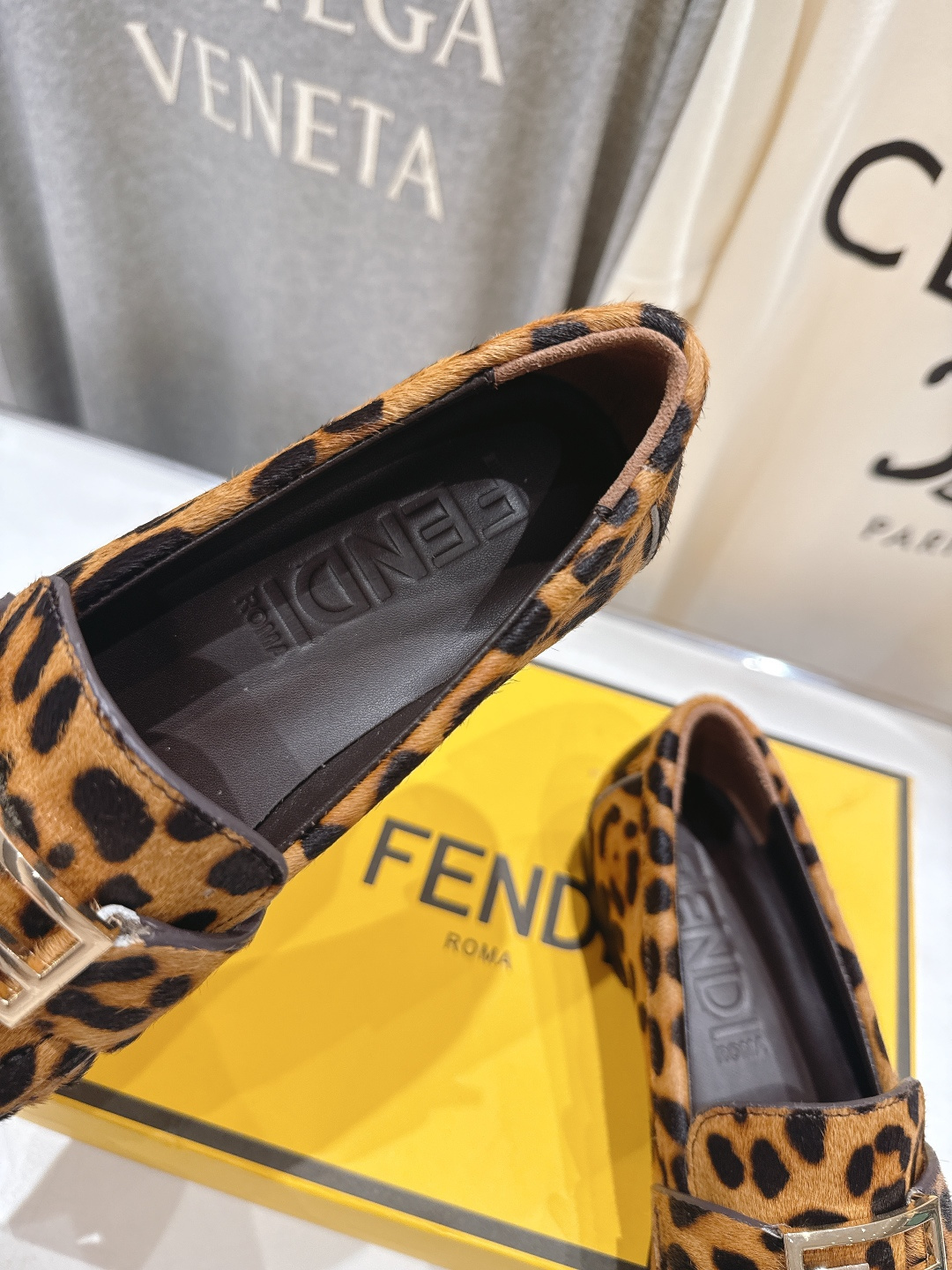 高版本出厂 Fendi/芬迪F013 2026ss早春新款搭扣乐福鞋休闲鞋单鞋经典扣饰自带贵气Buff，