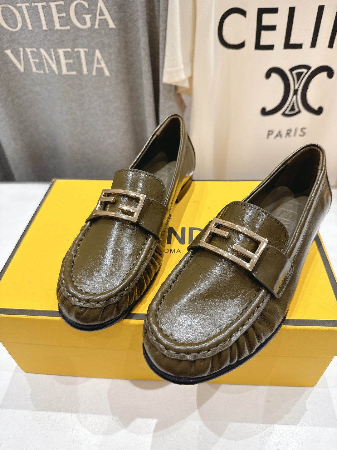 高版本出厂 Fendi/芬迪F013 2026ss早春新款搭扣乐福鞋休闲鞋单鞋经典扣饰自带贵气Buff，