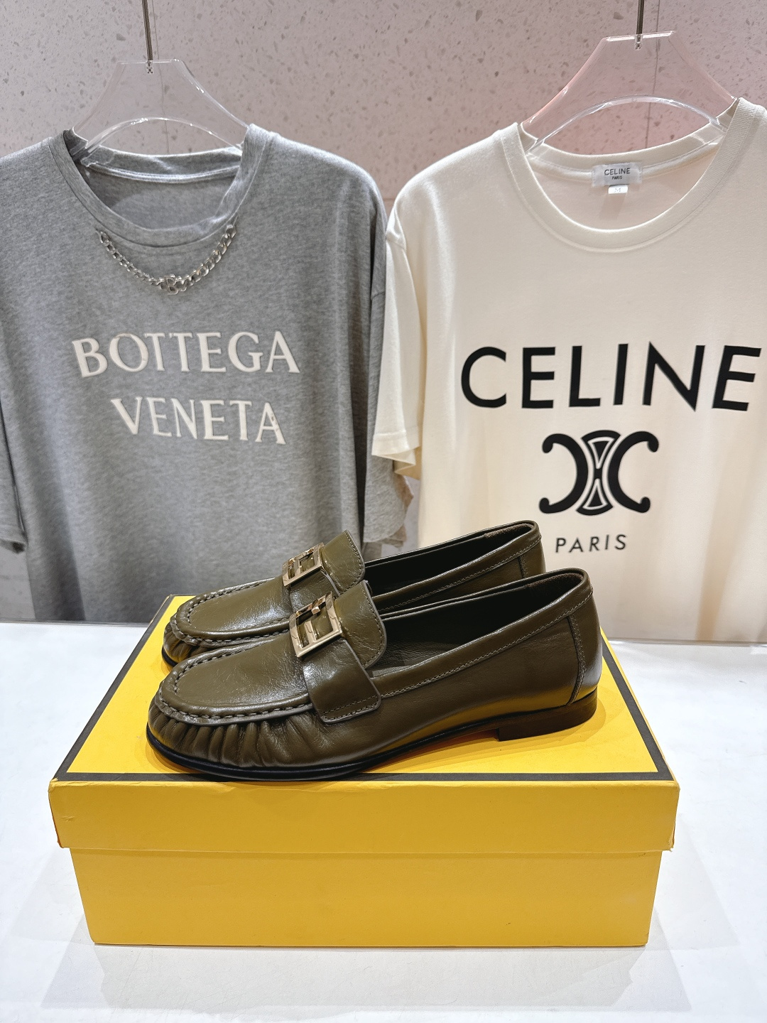 高版本出厂 Fendi/芬迪F013 2026ss早春新款搭扣乐福鞋休闲鞋单鞋经典扣饰自带贵气Buff，