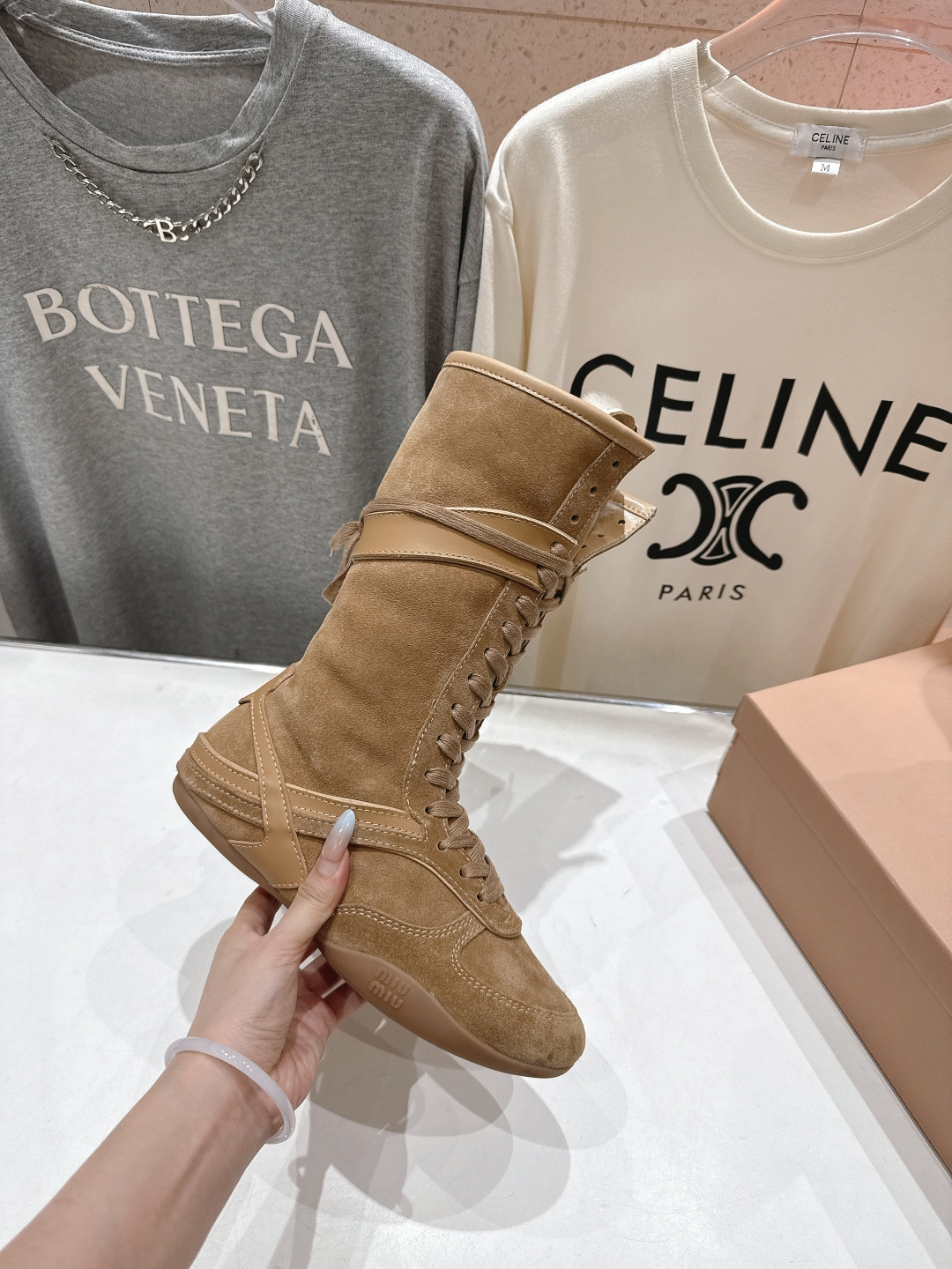 高版本出厂 MiuMiu/缪缪F022 2025ss秋冬新款绑带羊毛里休闲靴骑士靴毛毛靴出现在各大时装杂