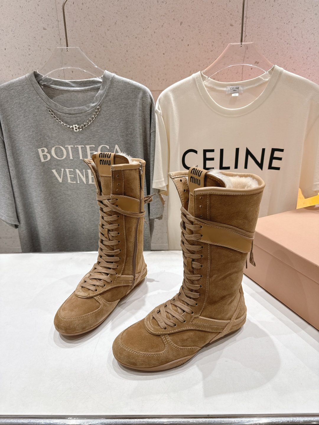 高版本出厂 MiuMiu/缪缪F022 2025ss秋冬新款绑带羊毛里休闲靴骑士靴毛毛靴出现在各大时装杂