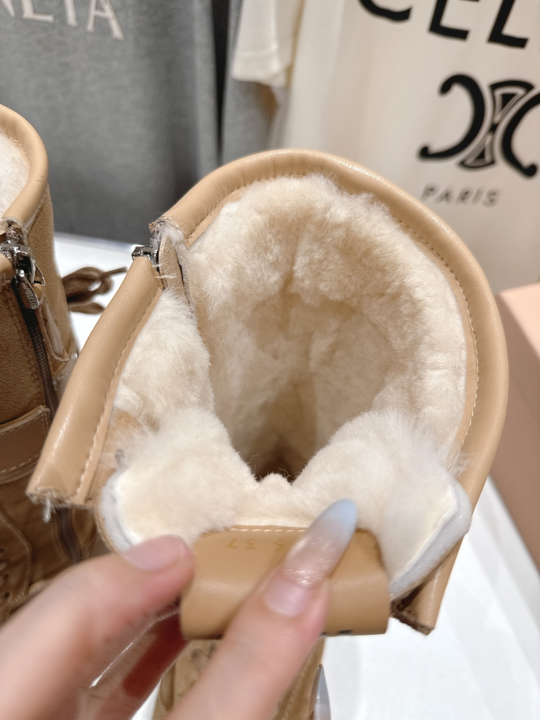 高版本出厂 MiuMiu/缪缪F022 2025ss秋冬新款绑带羊毛里休闲靴骑士靴毛毛靴出现在各大时装杂