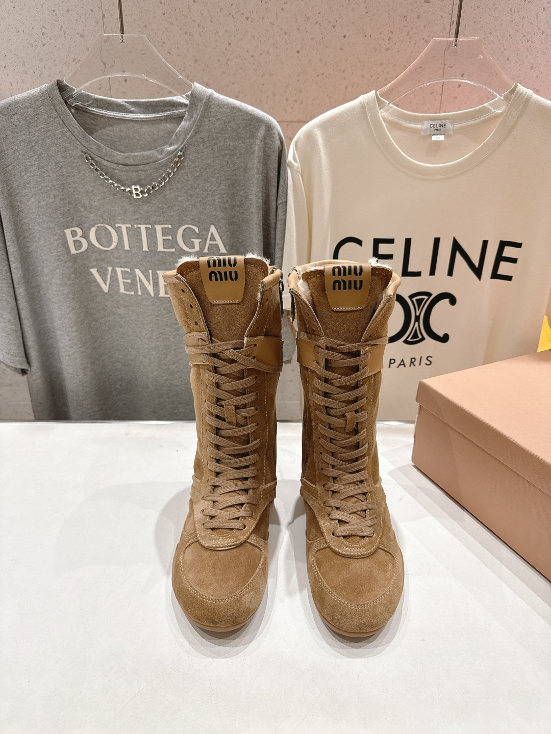 高版本出厂 MiuMiu/缪缪F022 2025ss秋冬新款绑带羊毛里休闲靴骑士靴毛毛靴出现在各大时装杂