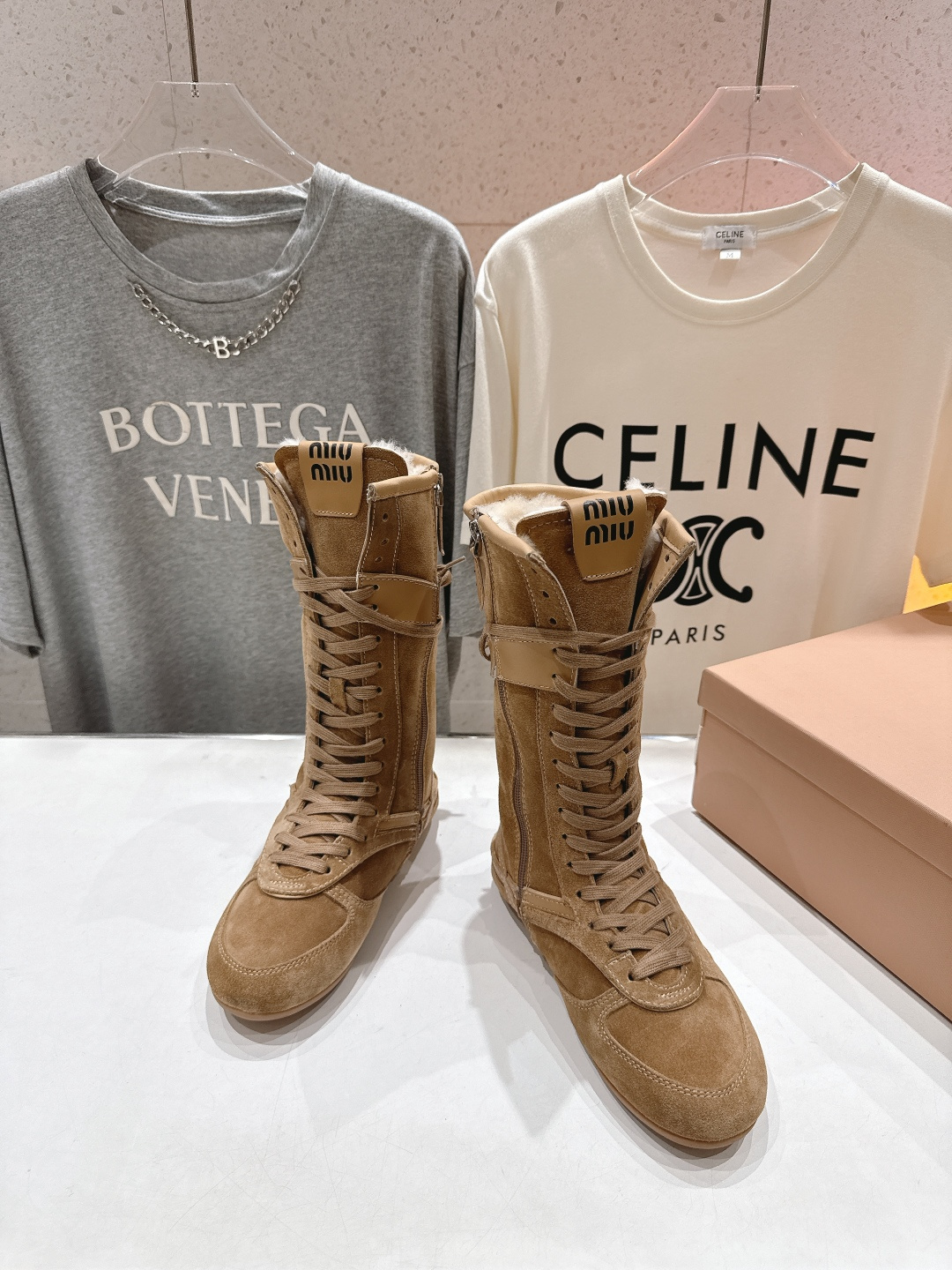 高版本出厂 MiuMiu/缪缪F022 2025ss秋冬新款绑带羊毛里休闲靴骑士靴毛毛靴出现在各大时装杂