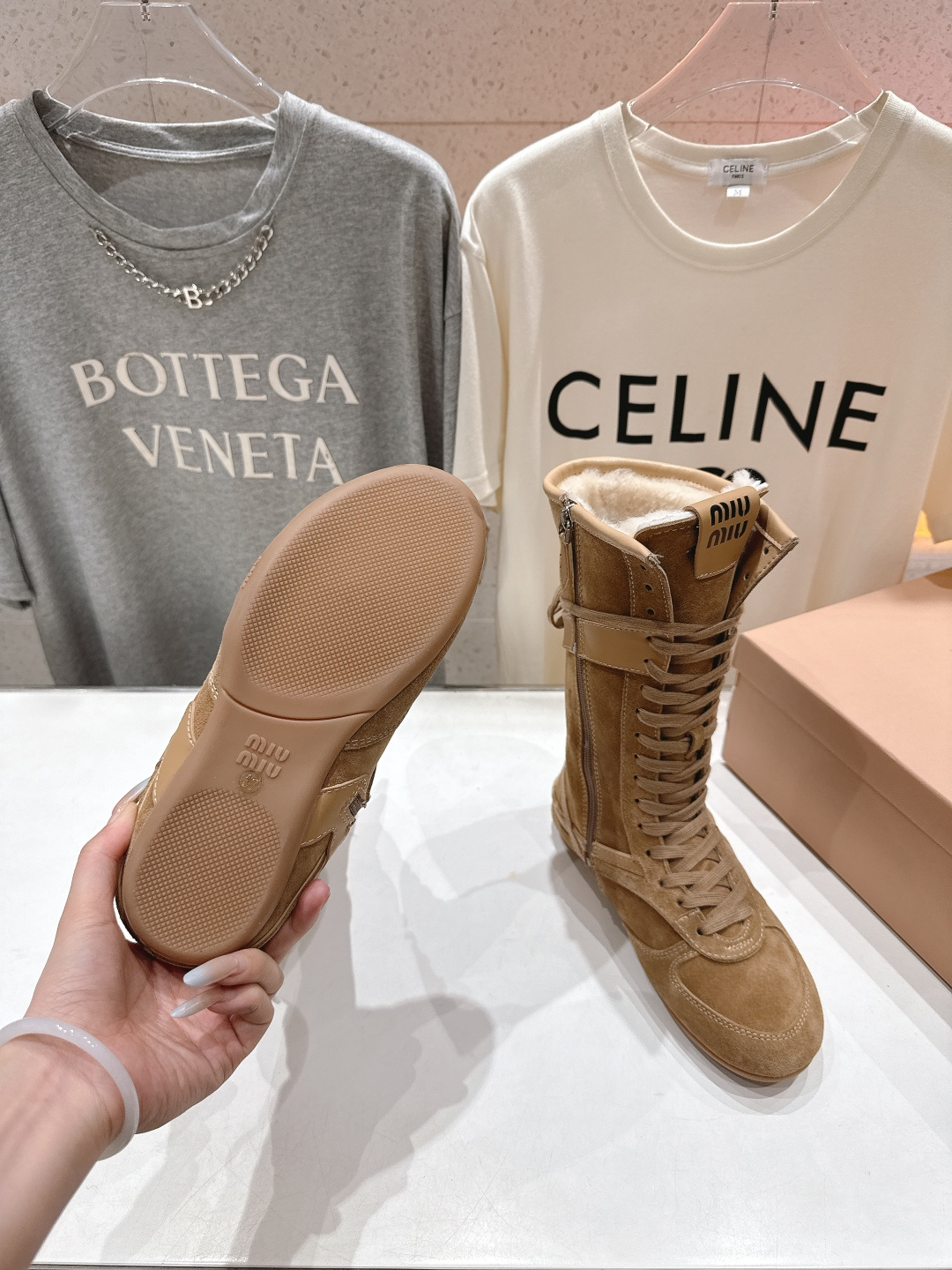高版本出厂 MiuMiu/缪缪F022 2025ss秋冬新款绑带羊毛里休闲靴骑士靴毛毛靴出现在各大时装杂