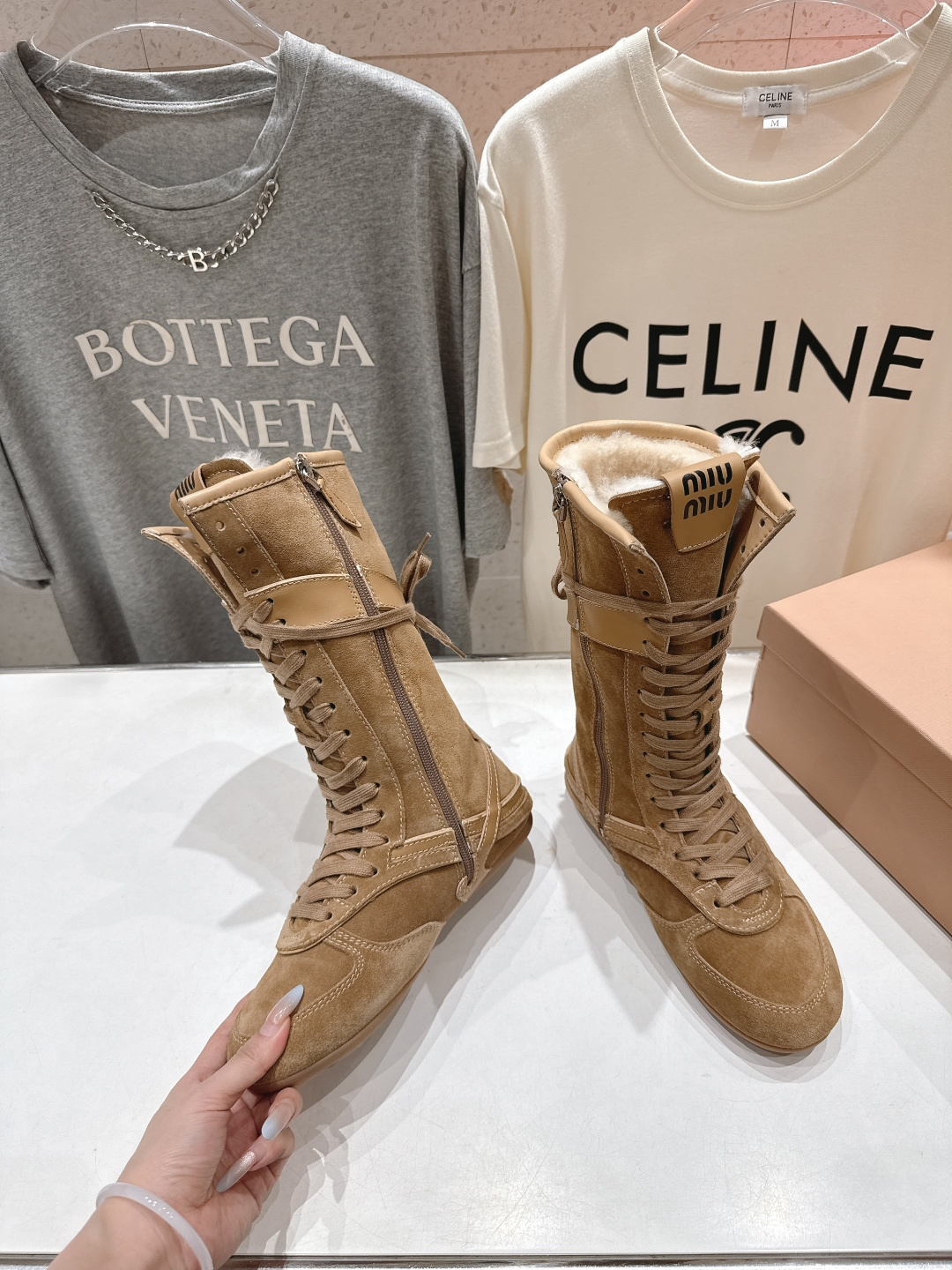 高版本出厂 MiuMiu/缪缪F022 2025ss秋冬新款绑带羊毛里休闲靴骑士靴毛毛靴出现在各大时装杂