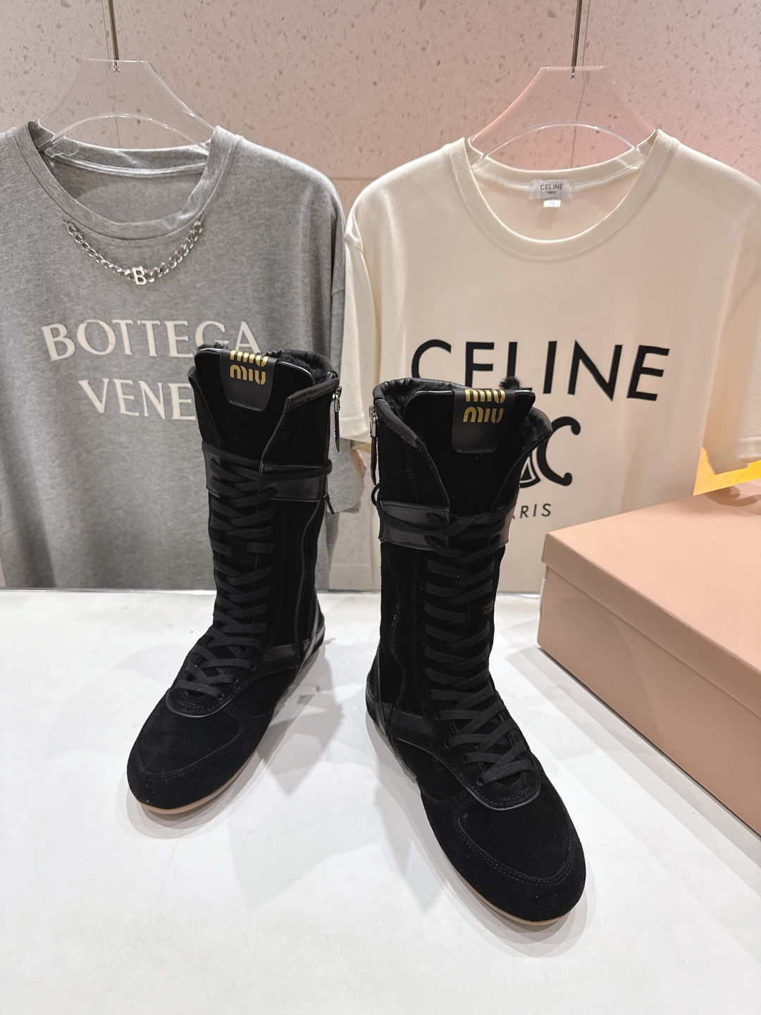 高版本出厂 MiuMiu/缪缪F022 2025ss秋冬新款绑带羊毛里休闲靴骑士靴毛毛靴出现在各大时装杂