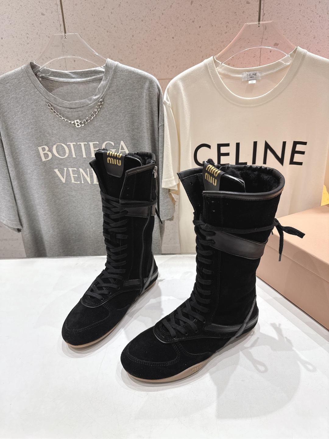 高版本出厂 MiuMiu/缪缪F022 2025ss秋冬新款绑带羊毛里休闲靴骑士靴毛毛靴出现在各大时装杂